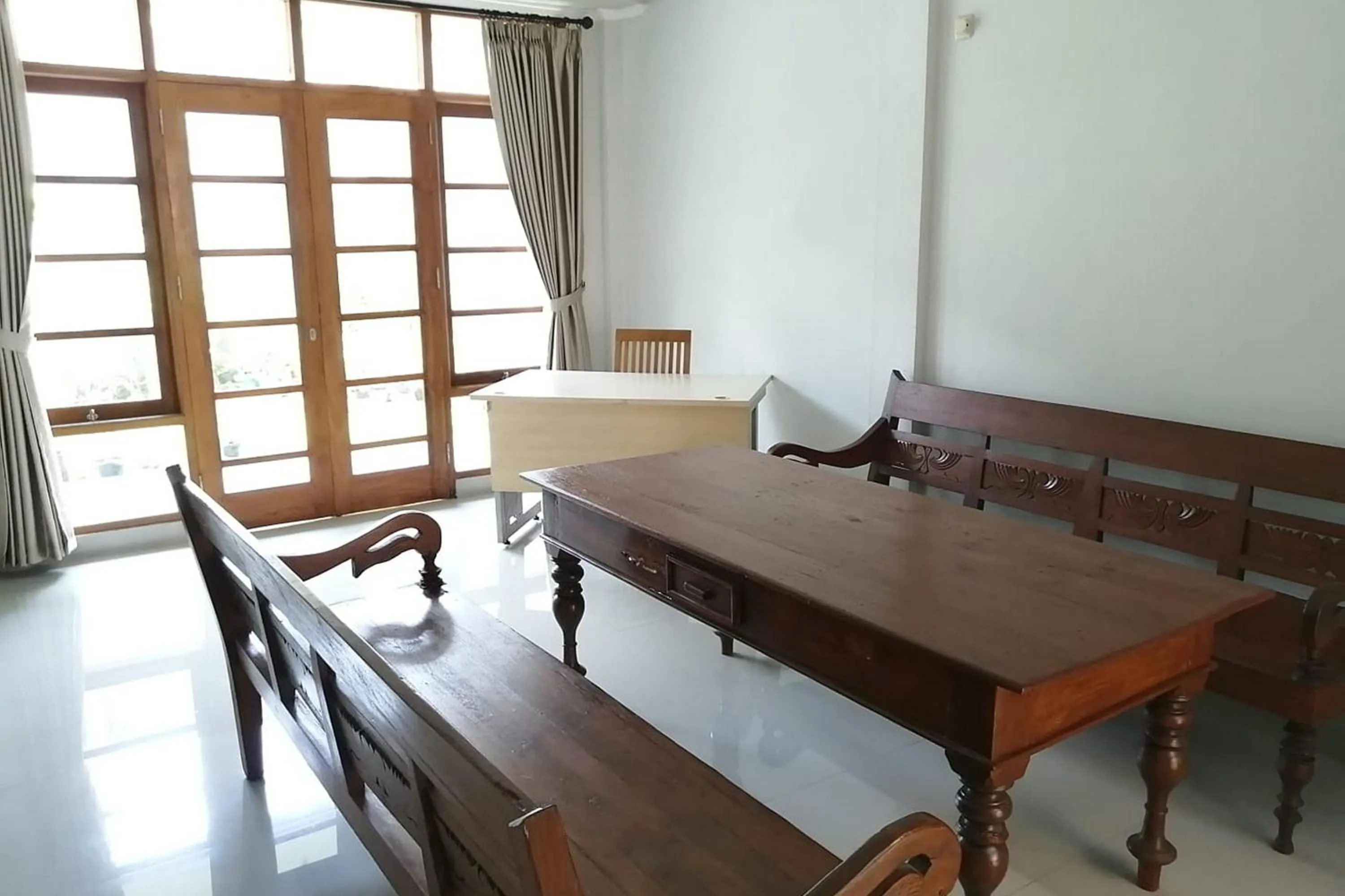 Seating area in Tiray Homestay Syariah Yogyakarta Mitra RedDoorz