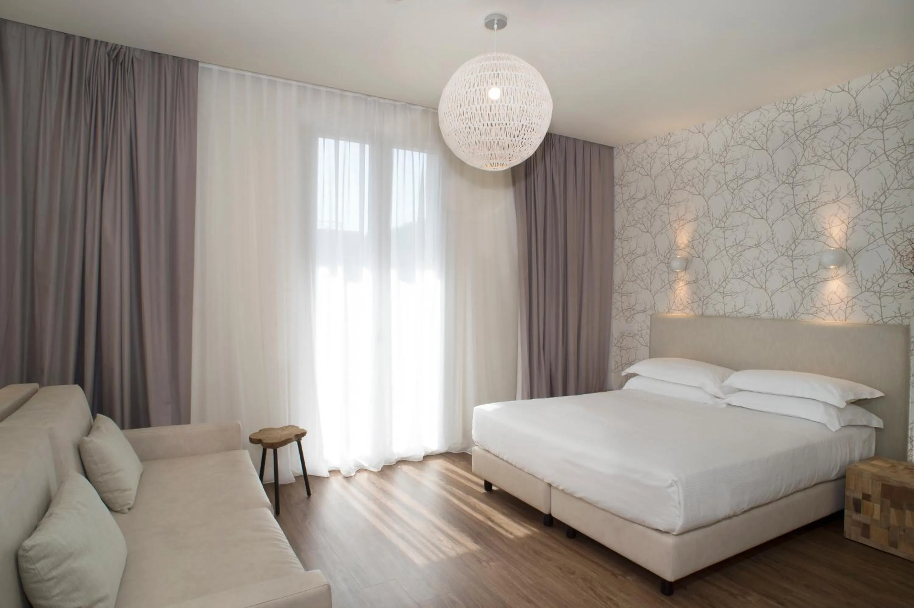 Shower, Bed in Hotel Select Suites & Spa - Apartments