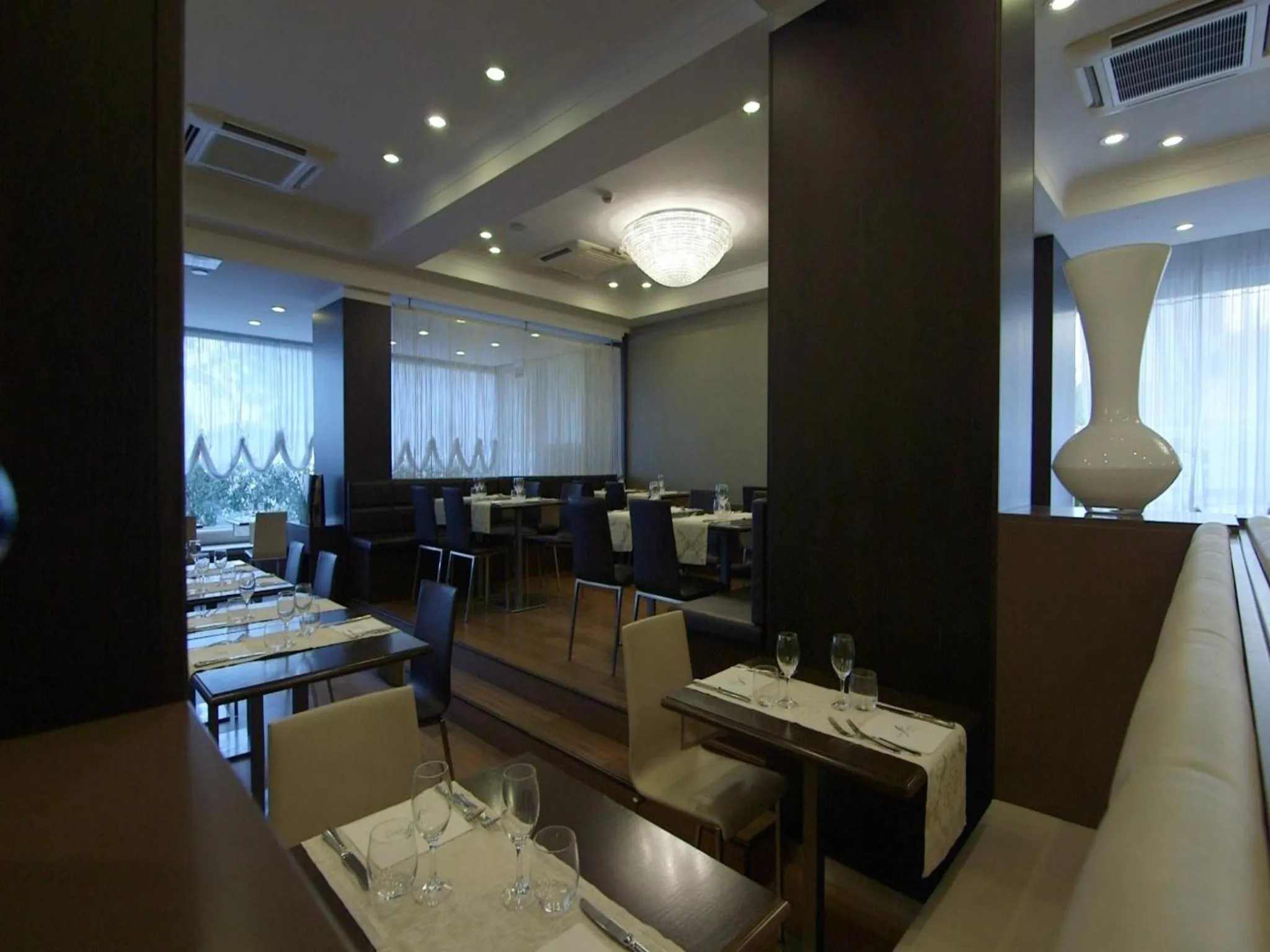 Restaurant/places to eat in Hotel Select Suites & Spa - Apartments