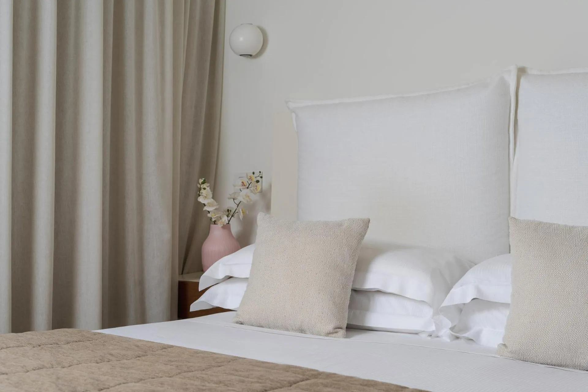 Bed in Hotel Select Suites & Spa - Apartments