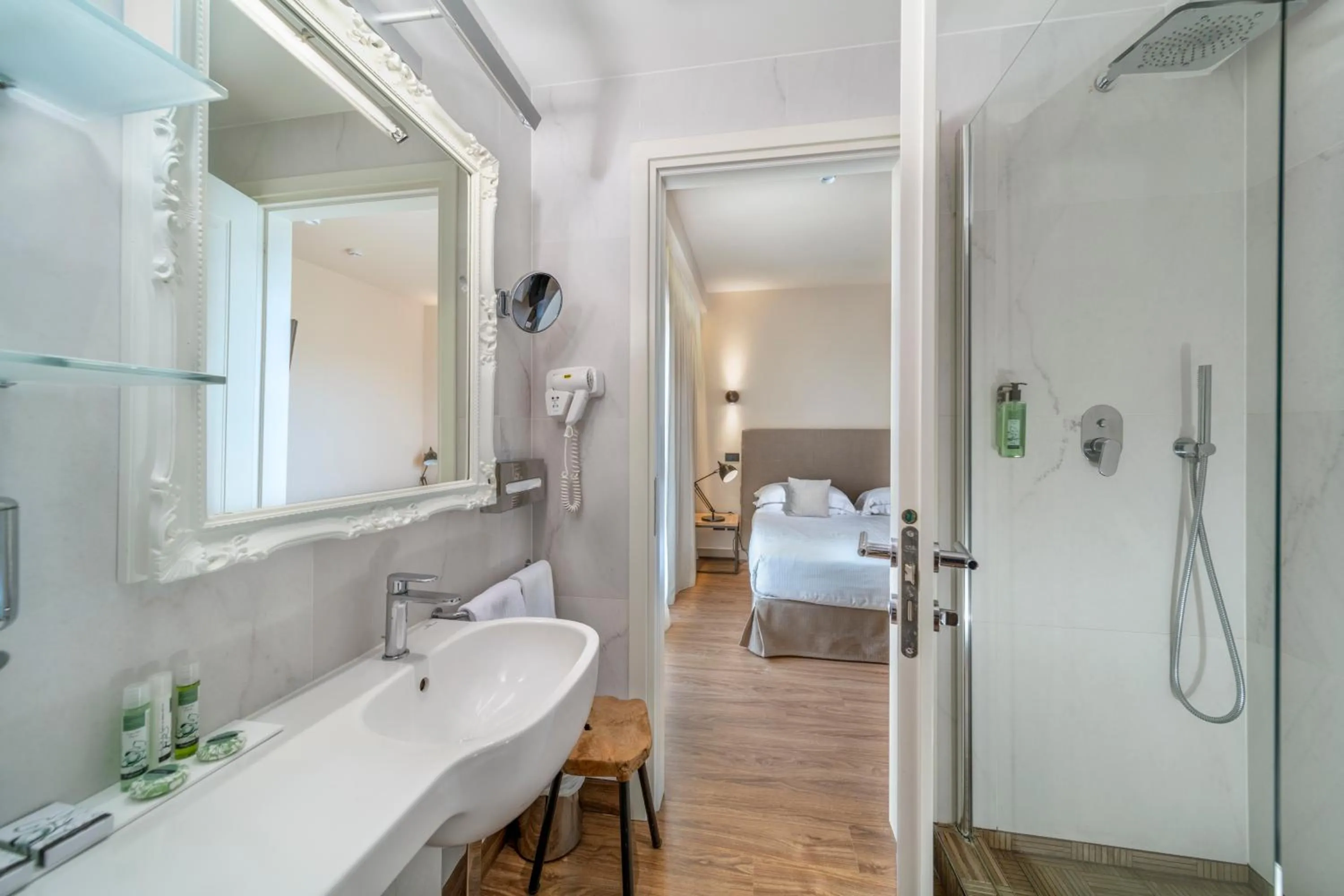 Shower, Bed in Hotel Select Suites & Spa - Apartments