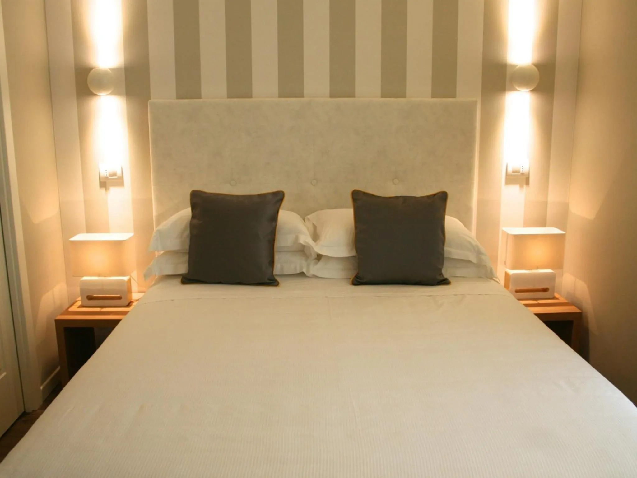 Shower, Bed in Hotel Select Suites & Spa - Apartments