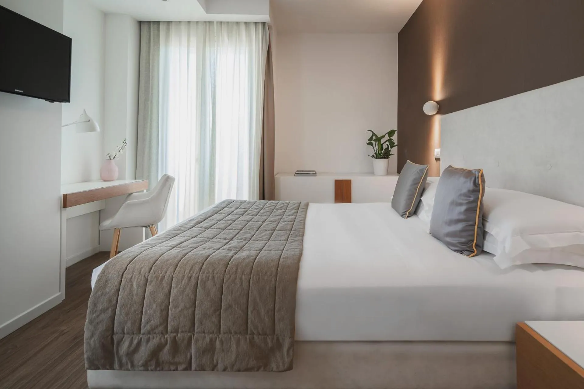 Bed in Hotel Select Suites & Spa - Apartments