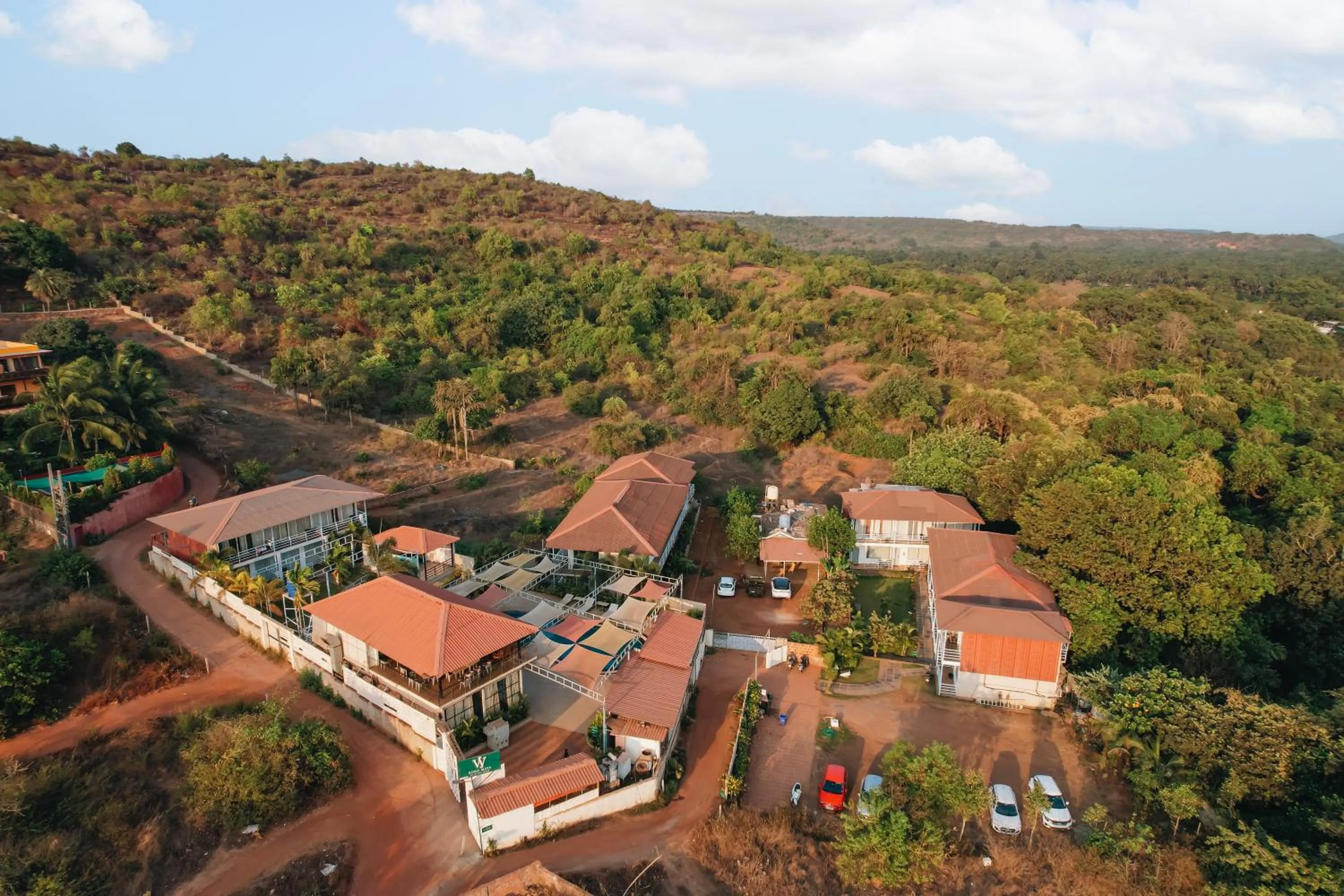Facade/entrance in Koko Maya by Stone Wood Comfort