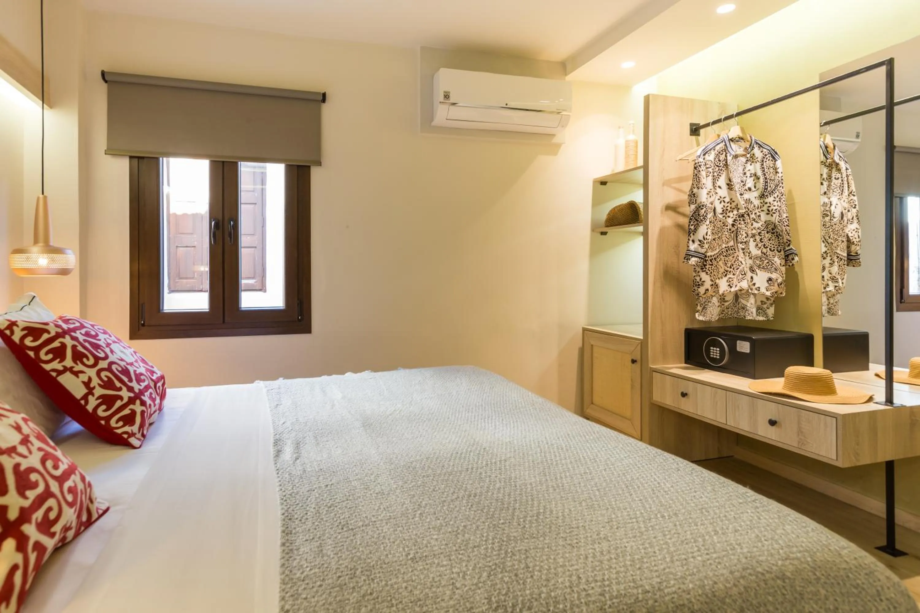 Photo of the whole room, Bed in C Suites