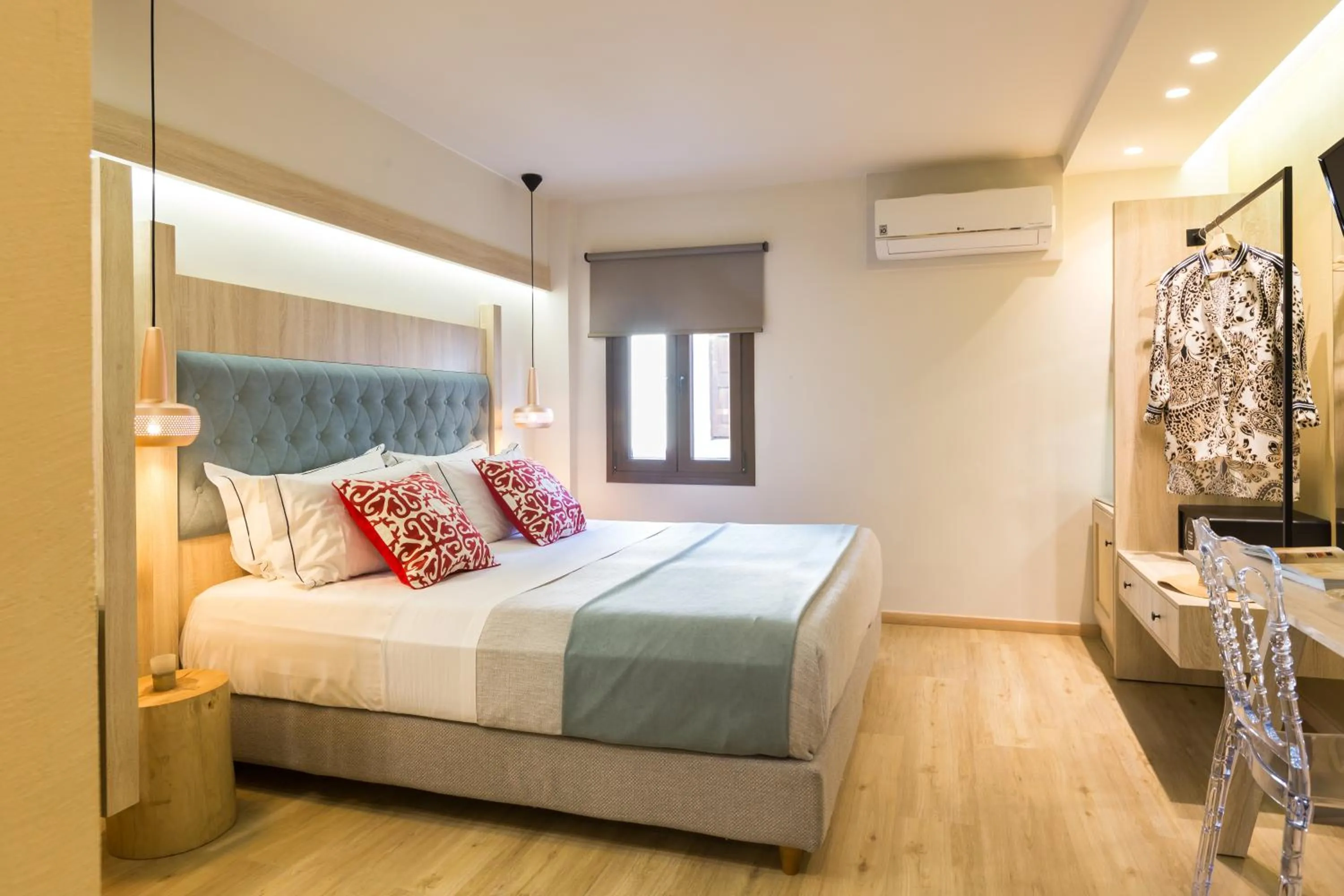 Photo of the whole room, Bed in C Suites