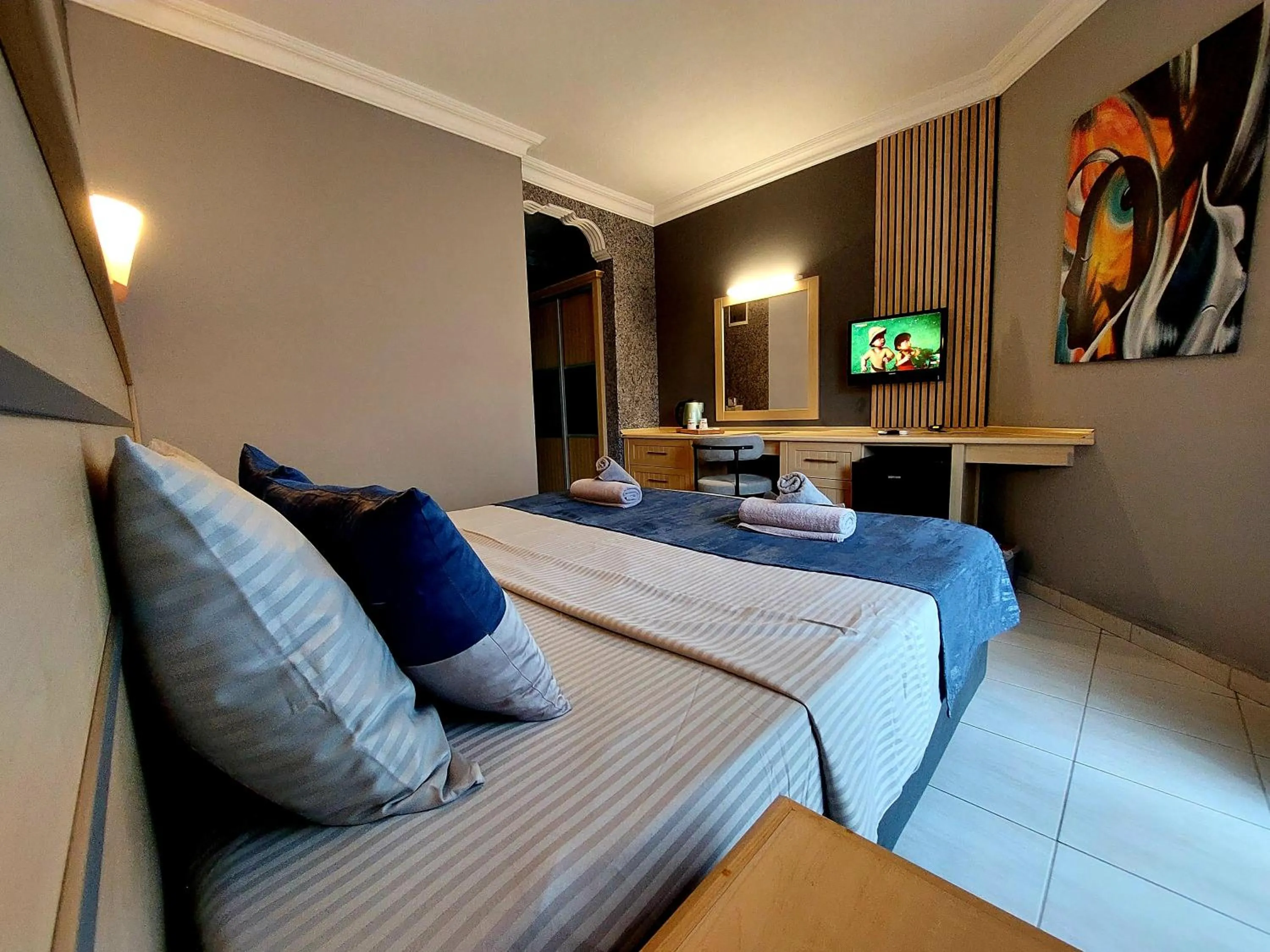 Communal lounge/ TV room in Summer rose hotel