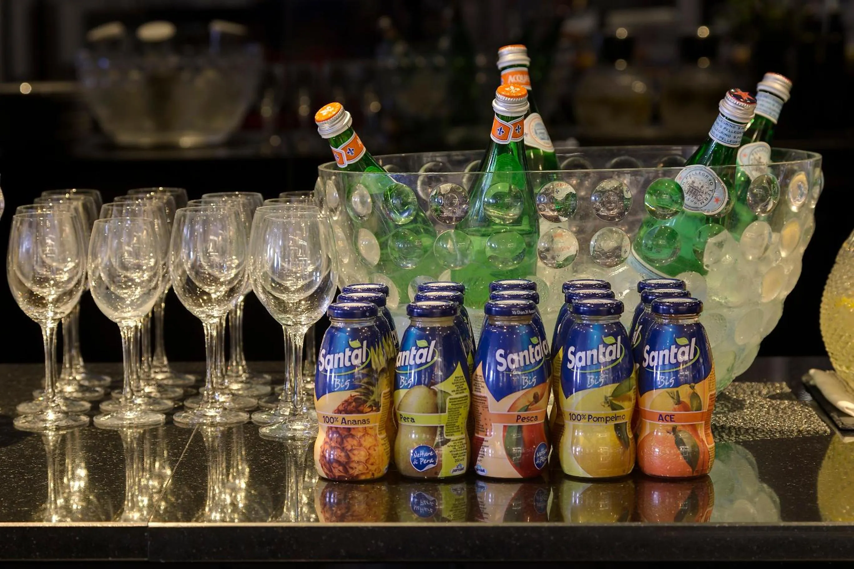 Communal lounge/ TV room in Meliá Milano