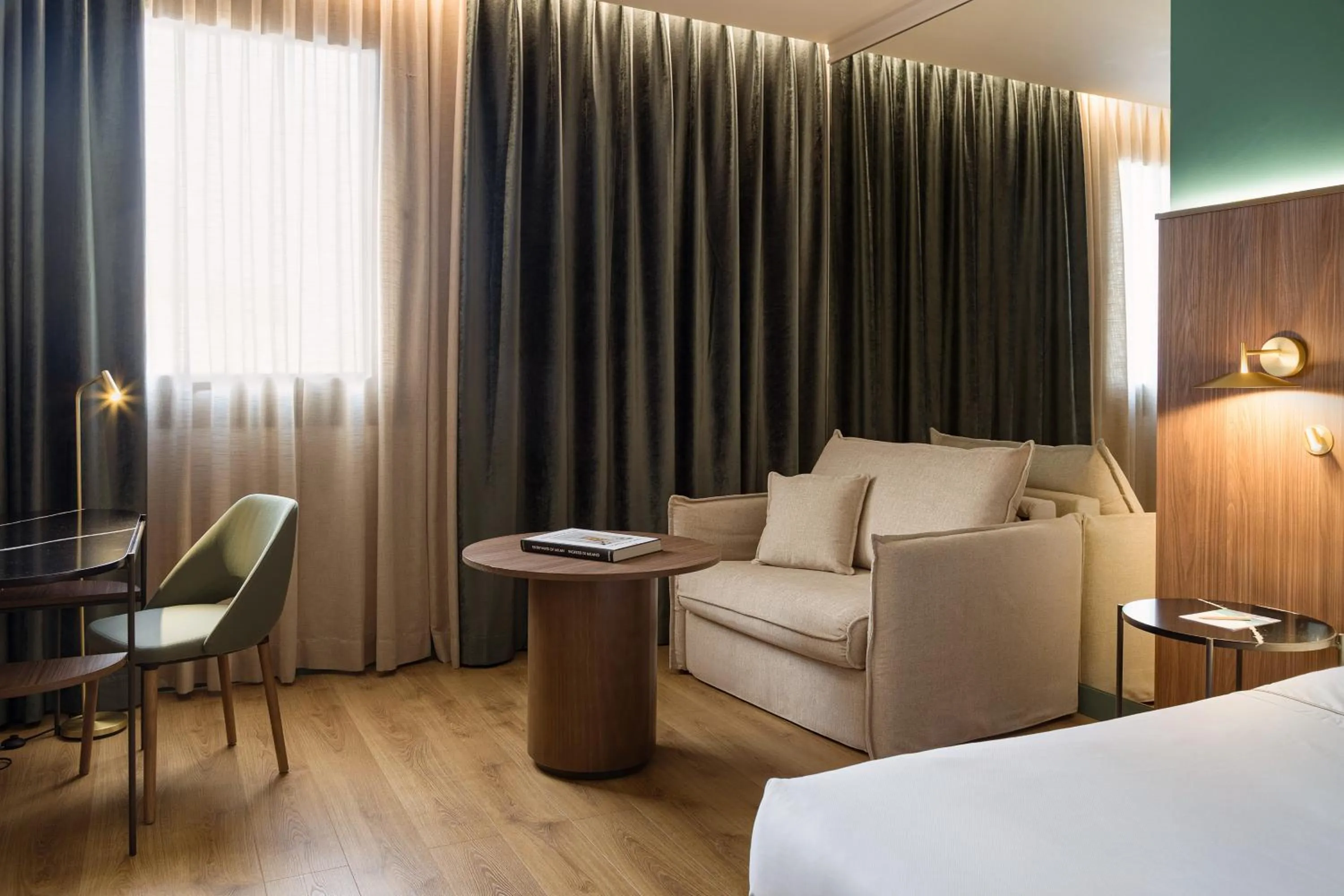 Seating area, Bed in Meliá Milano