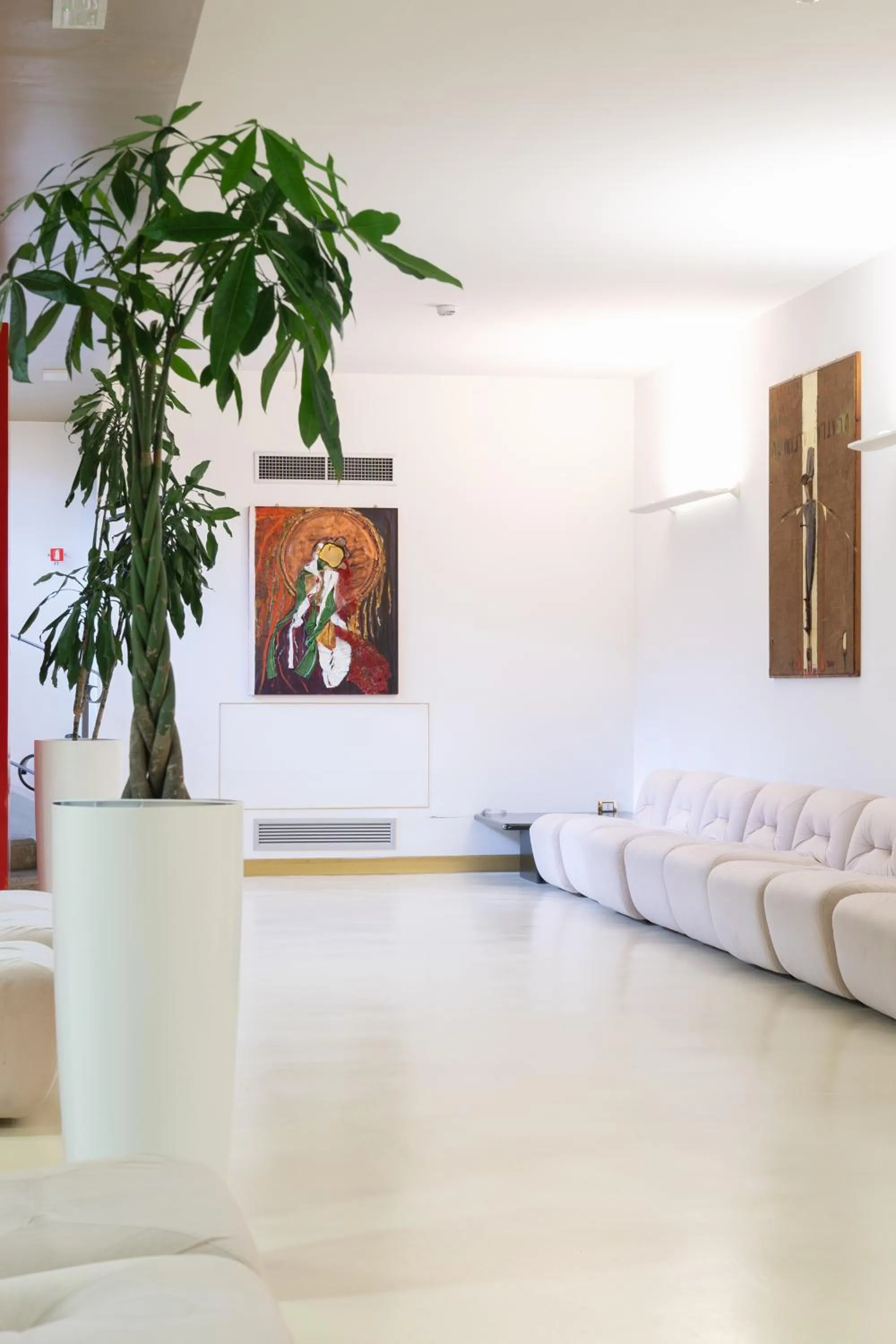 Communal lounge/ TV room in Reginna Palace Hotel