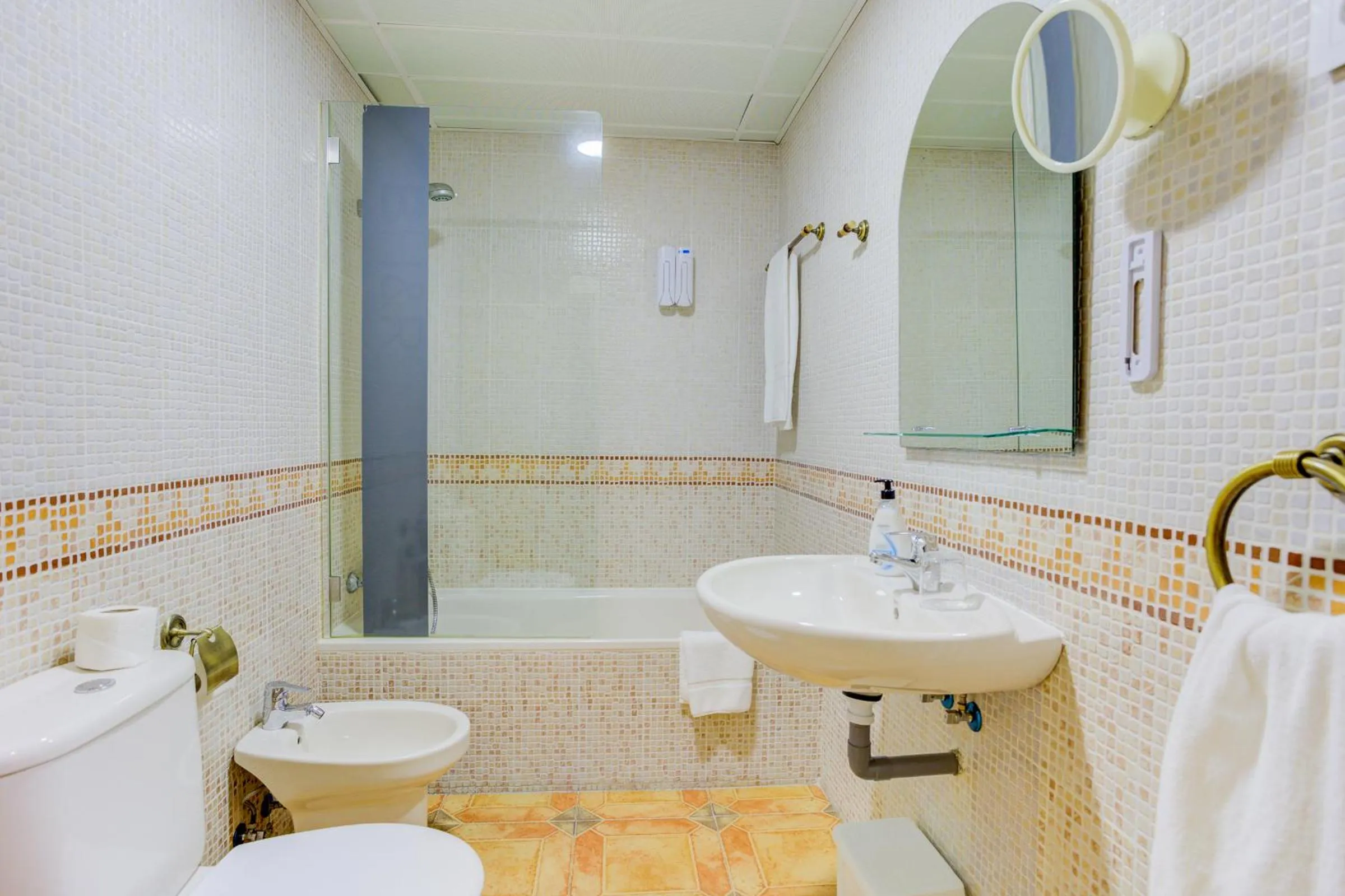 Bath in Hotel Pizarro