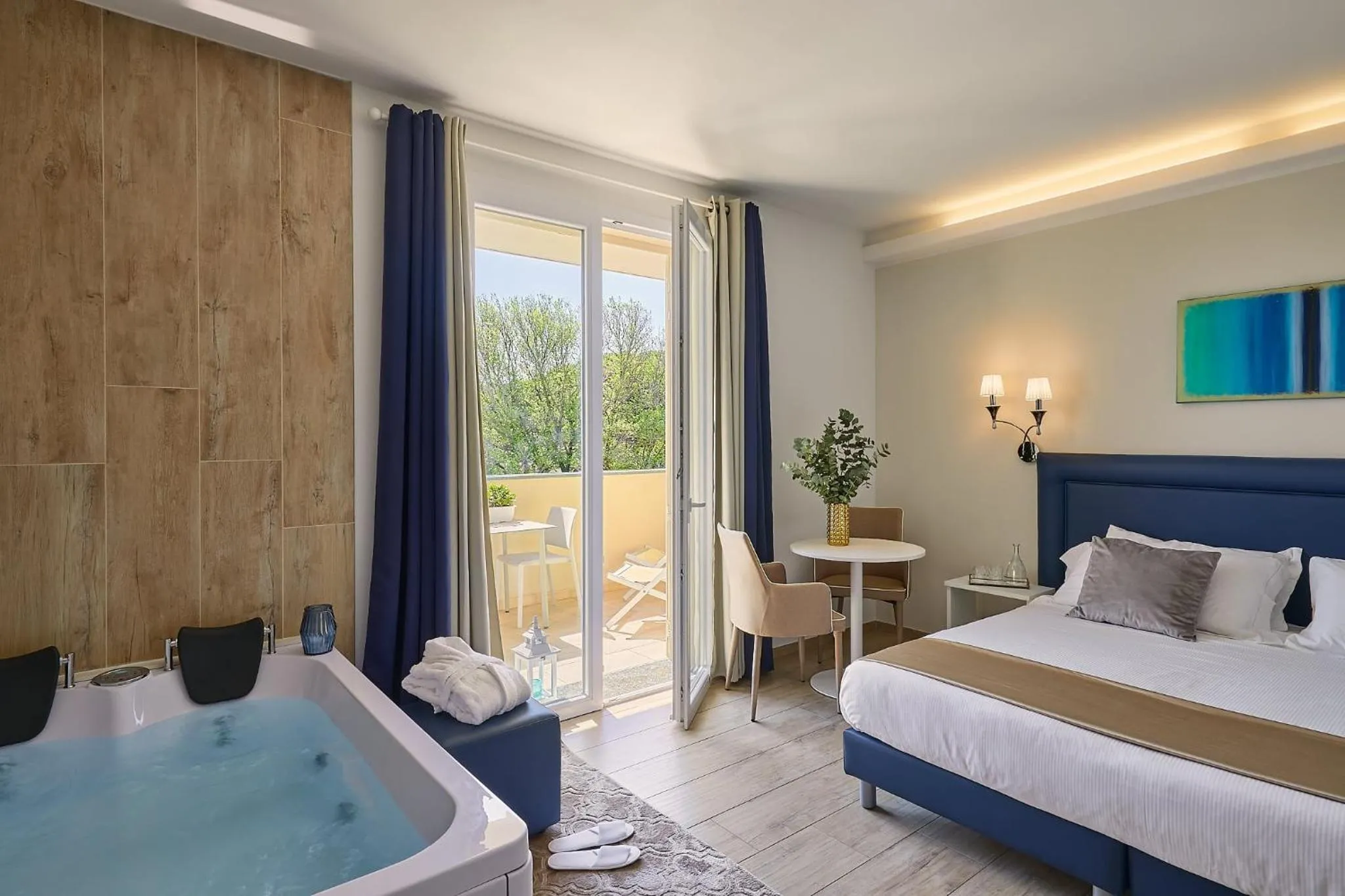 Hot Tub, Bed in Golden Hotel