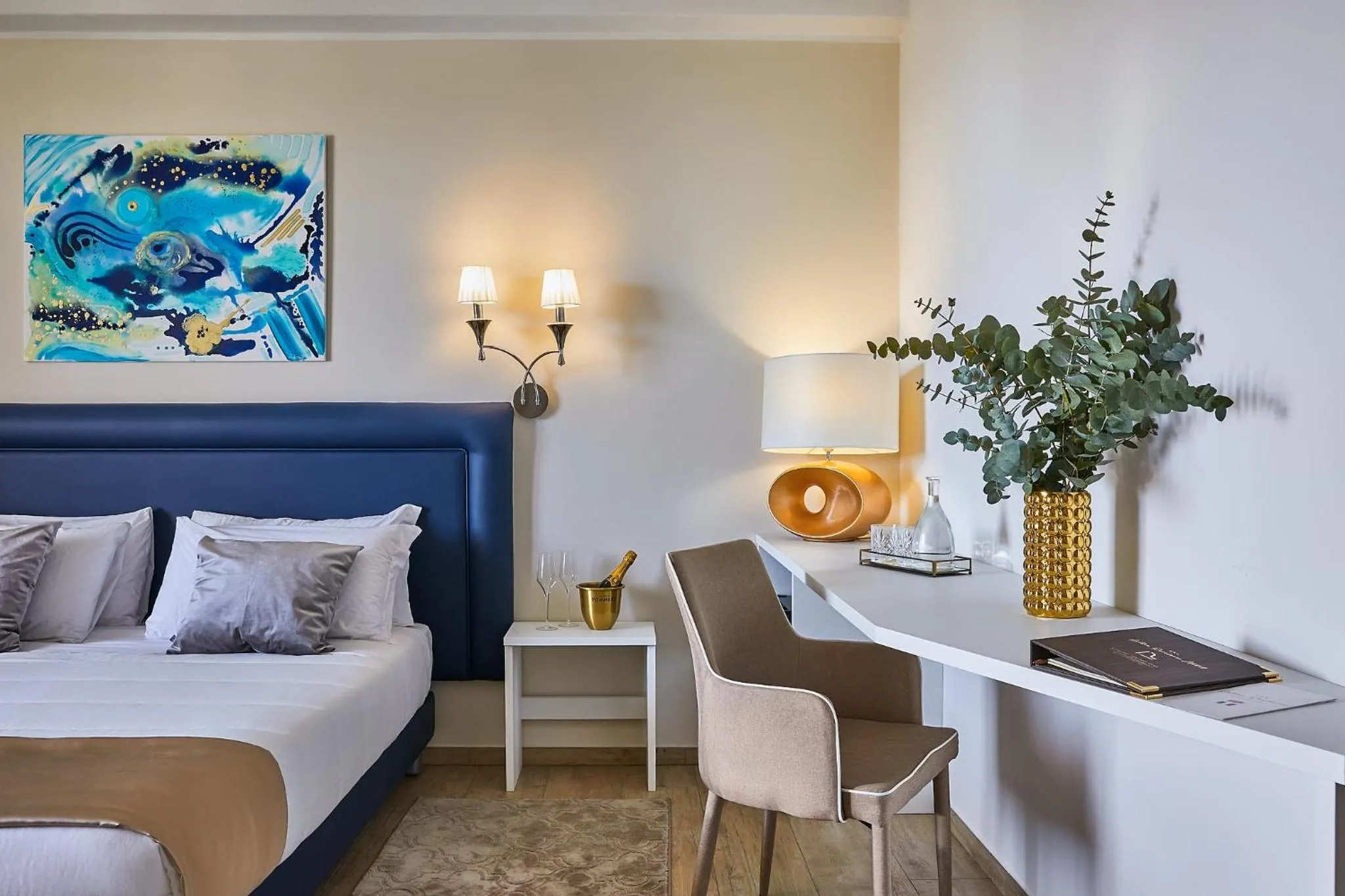 Bedroom, Bed in Golden Hotel