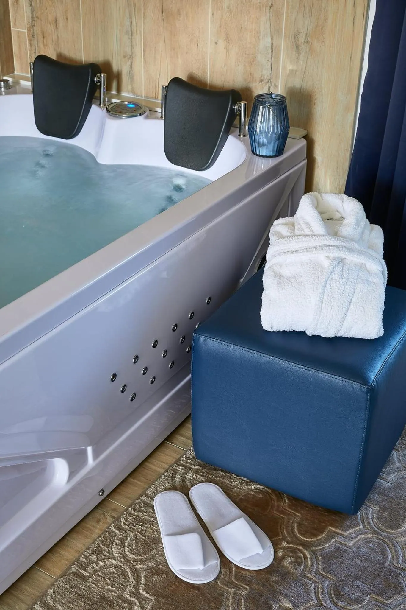 Hot Tub in Golden Hotel