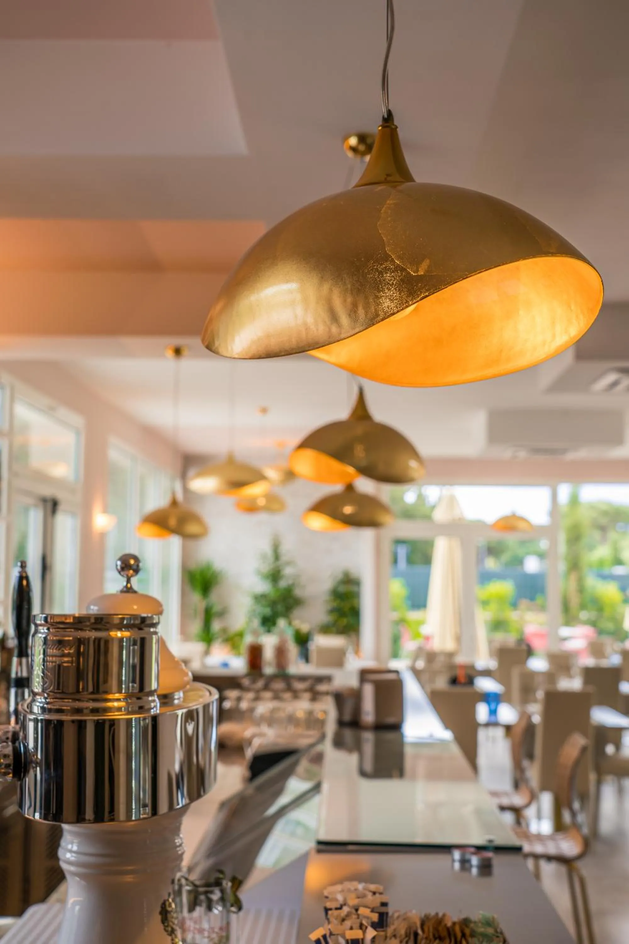 Restaurant/places to eat in Golden Hotel