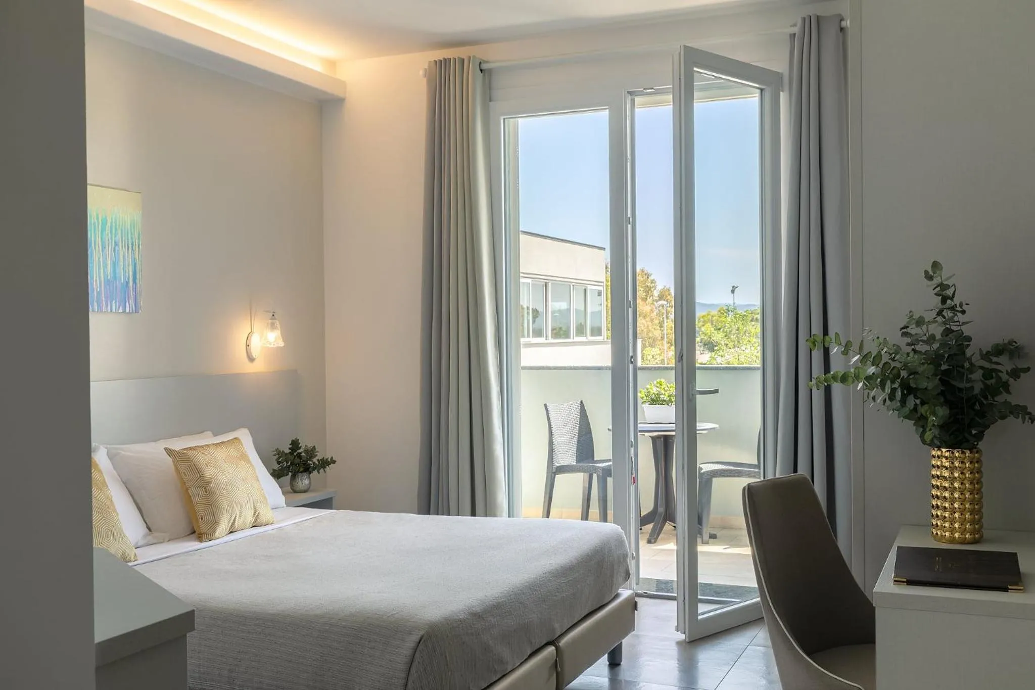 Bedroom, Bed in Golden Hotel