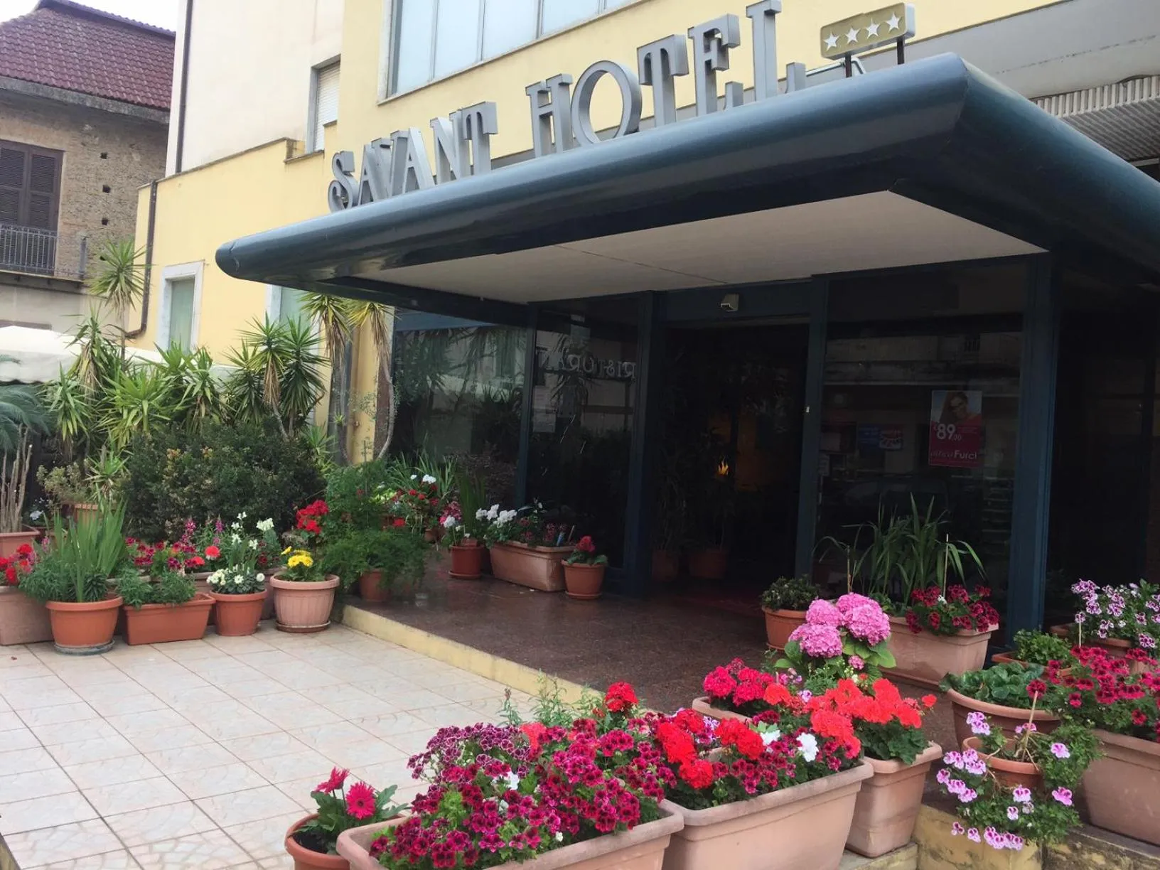 Facade/entrance in Savant Hotel