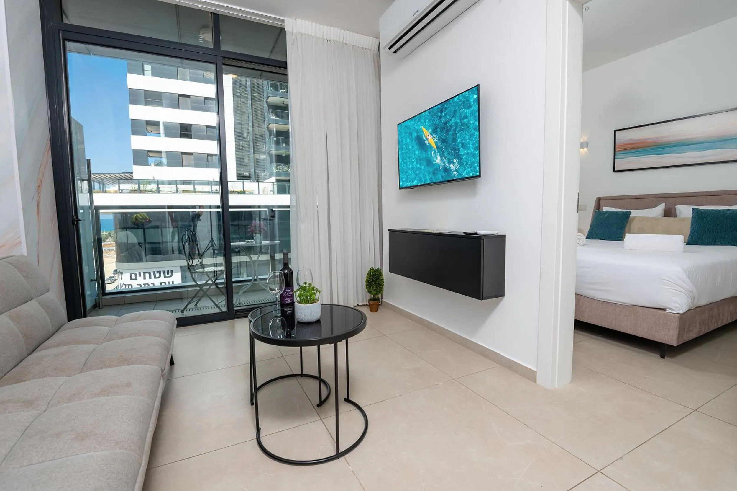 Living room, Bed in Hi-Yam SeaView Apartments & Suites