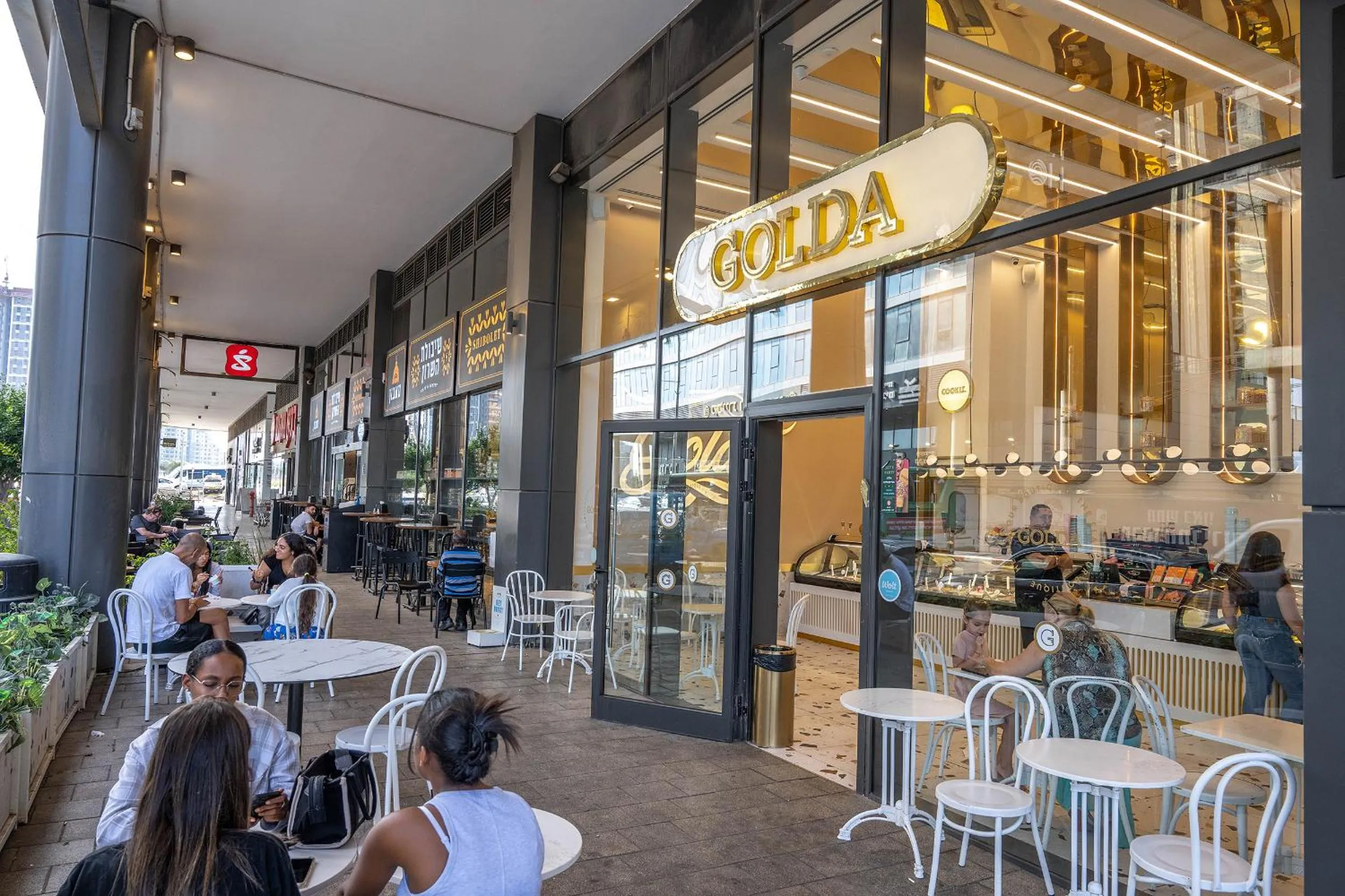 Restaurant/places to eat in Hi-Yam SeaView Apartments & Suites