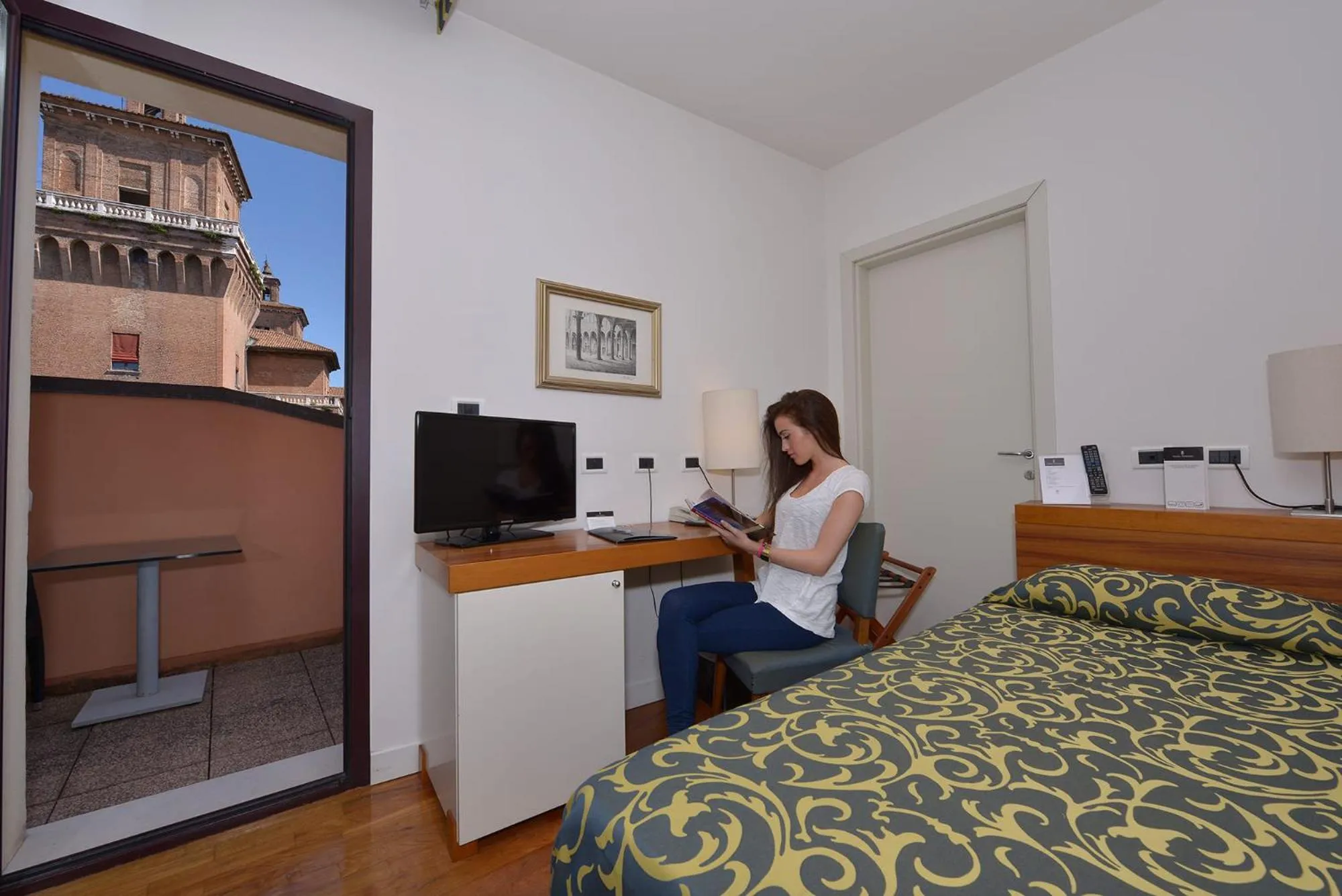 Economy Single Room in Hotel Ferrara