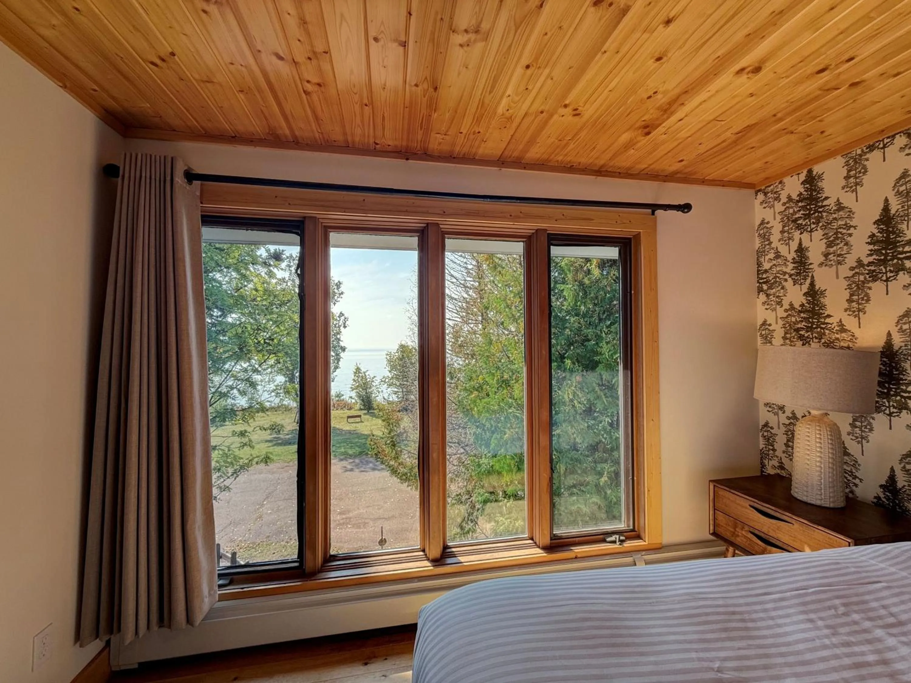 Bed in Thomsonite Inn on Lake Superior