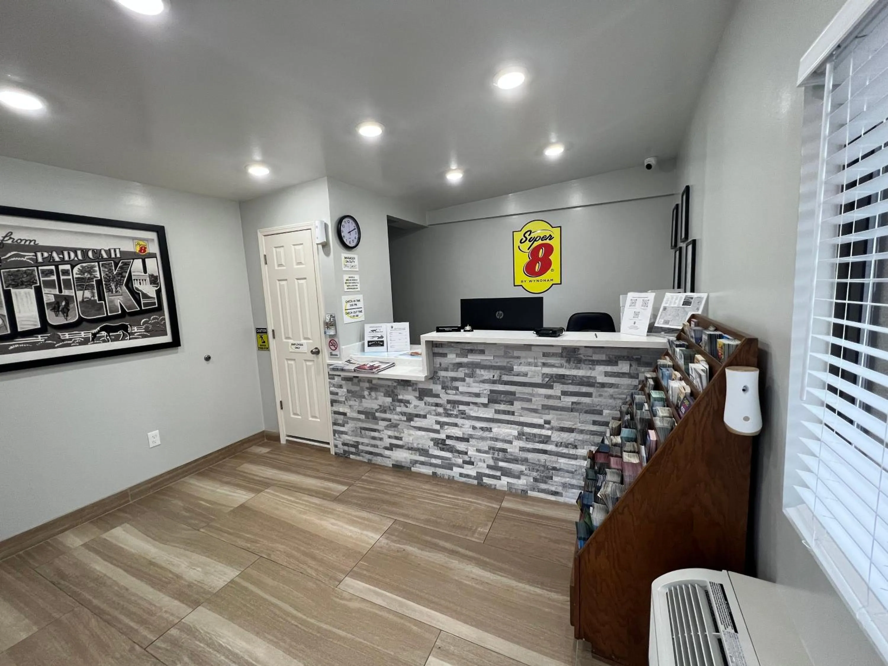 Lobby or reception in Super 8 by Wyndham Paducah I-24 Exit 4