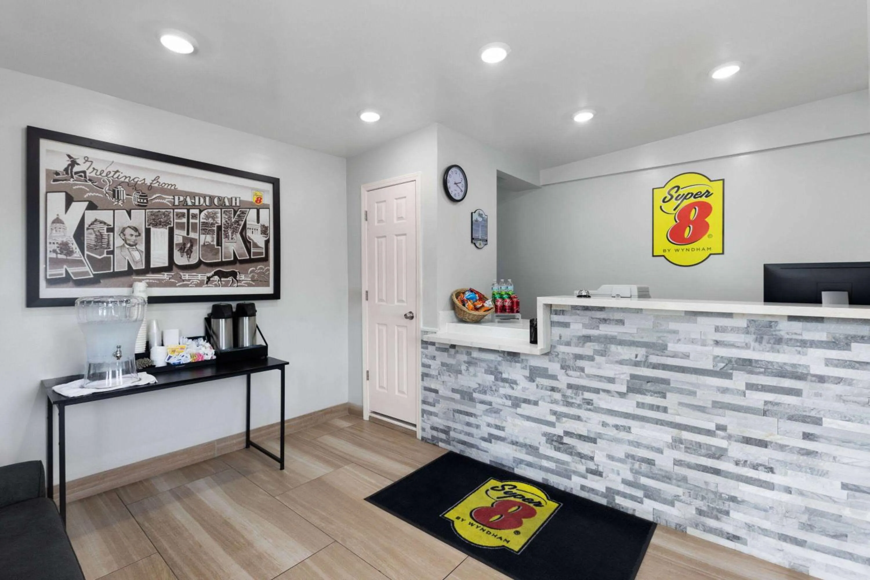 Lobby or reception in Super 8 by Wyndham Paducah I-24 Exit 4