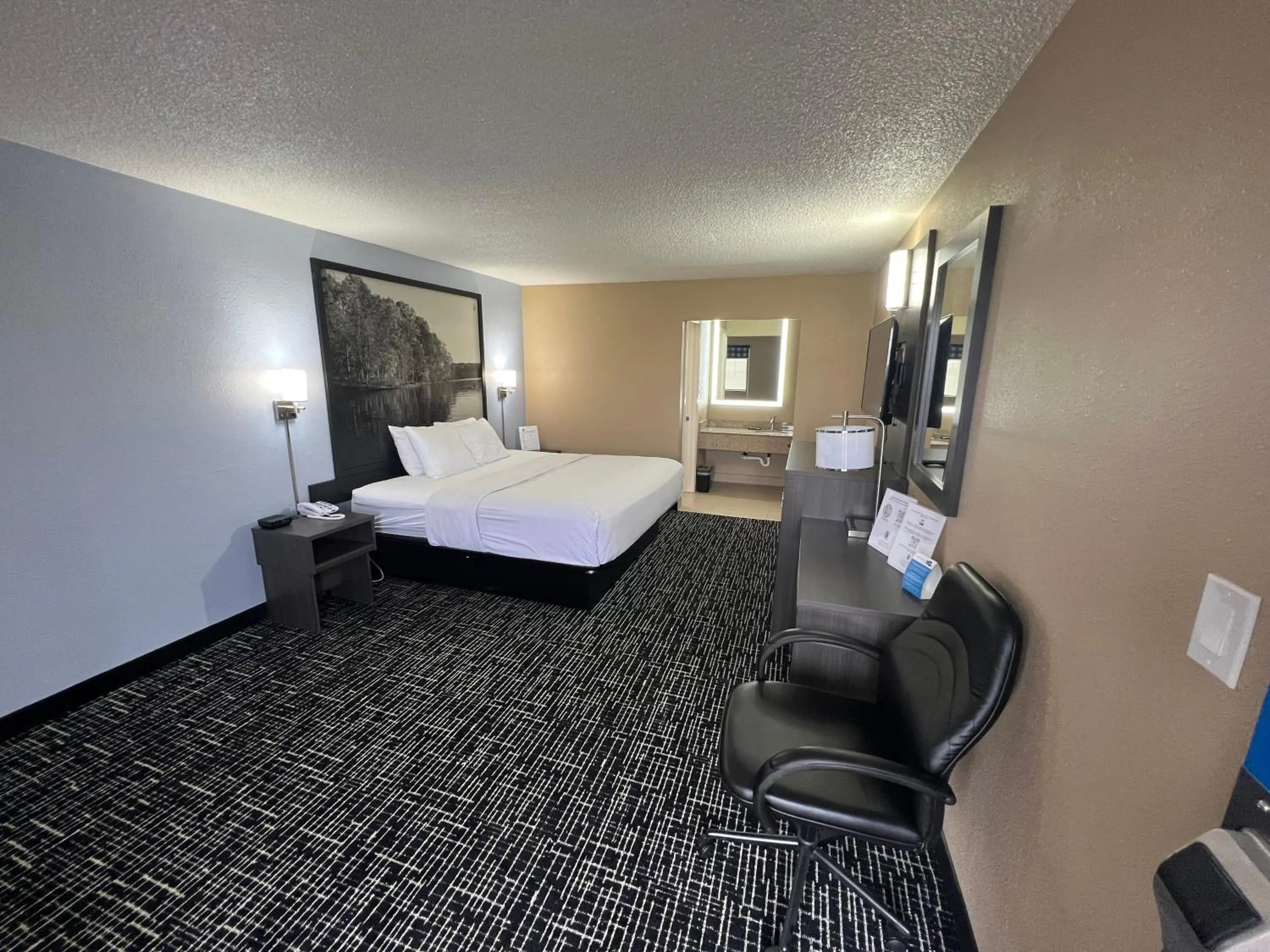 Bedroom, Bed in Super 8 by Wyndham Paducah I-24 Exit 4