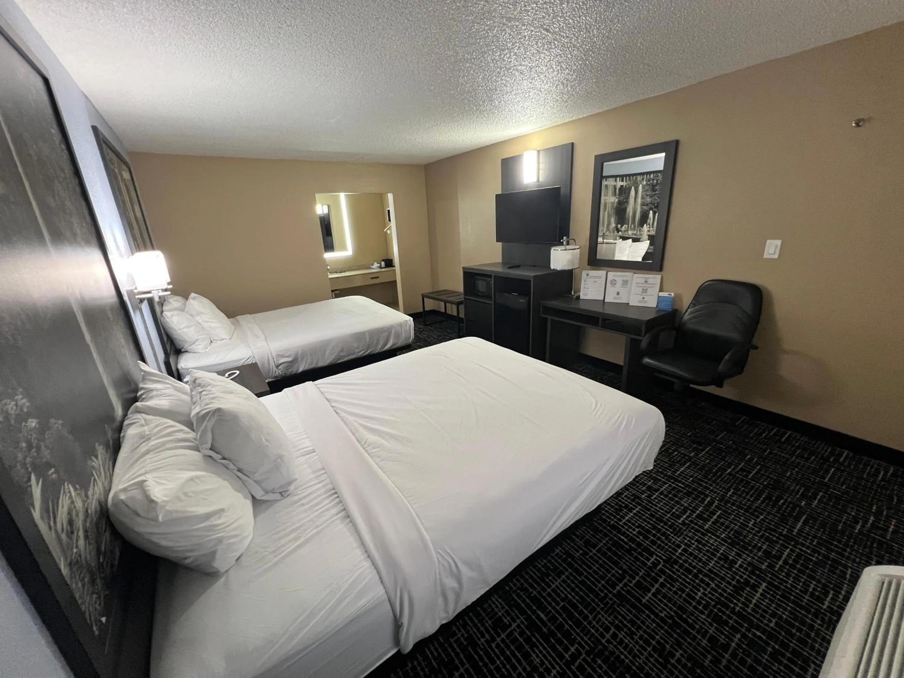 Bedroom, Bed in Super 8 by Wyndham Paducah I-24 Exit 4