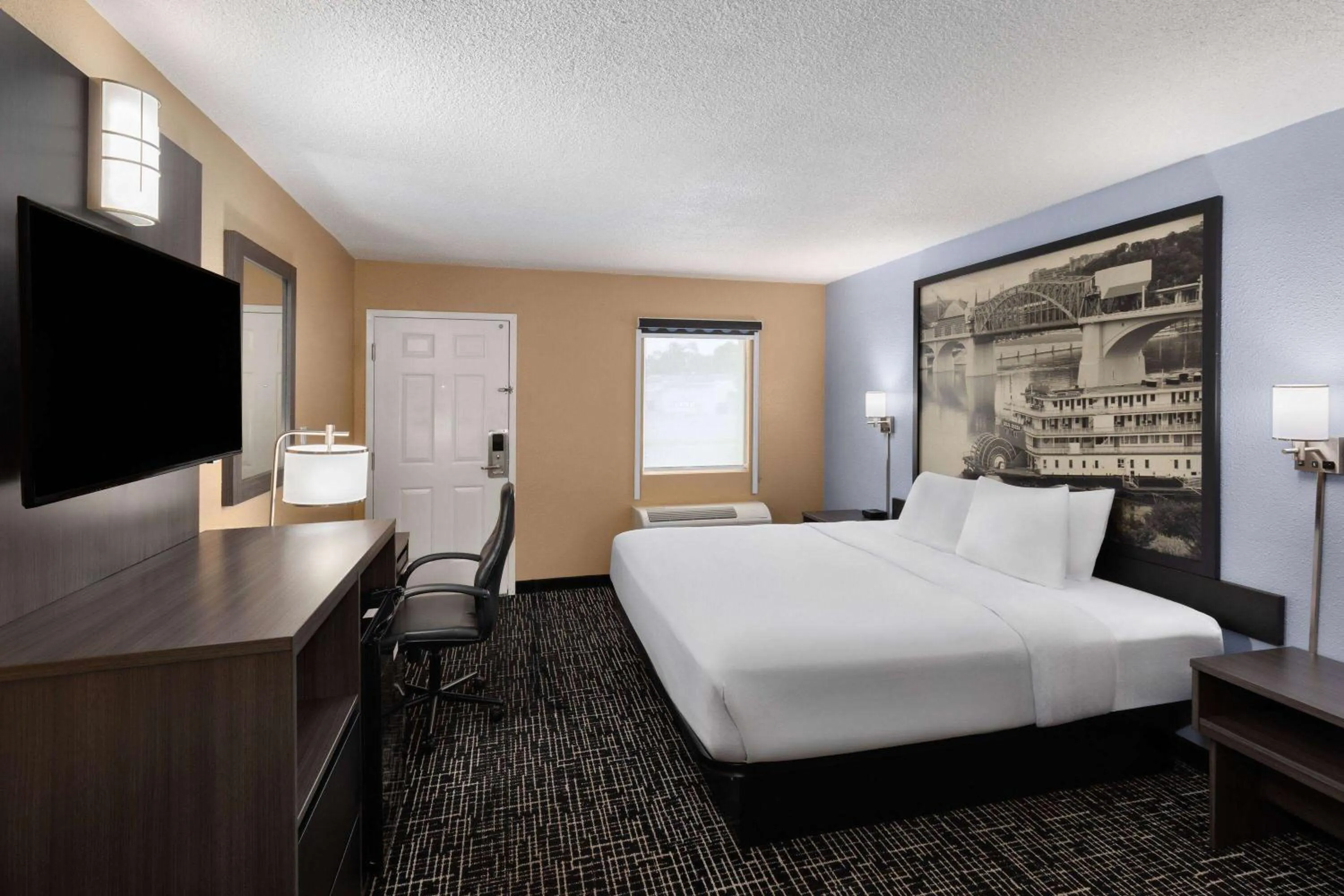 Photo of the whole room, Bed in Super 8 by Wyndham Paducah I-24 Exit 4
