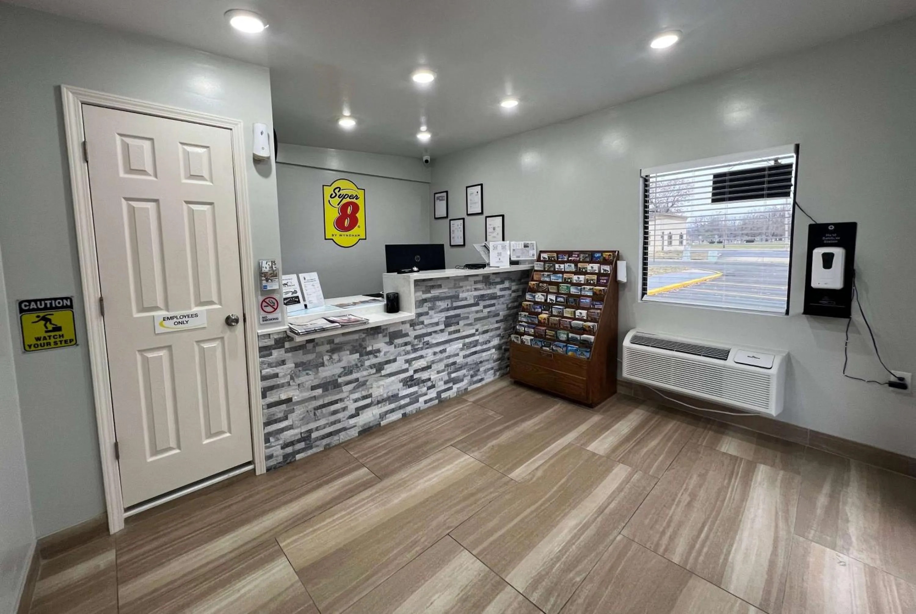 Lobby or reception in Super 8 by Wyndham Paducah I-24 Exit 4
