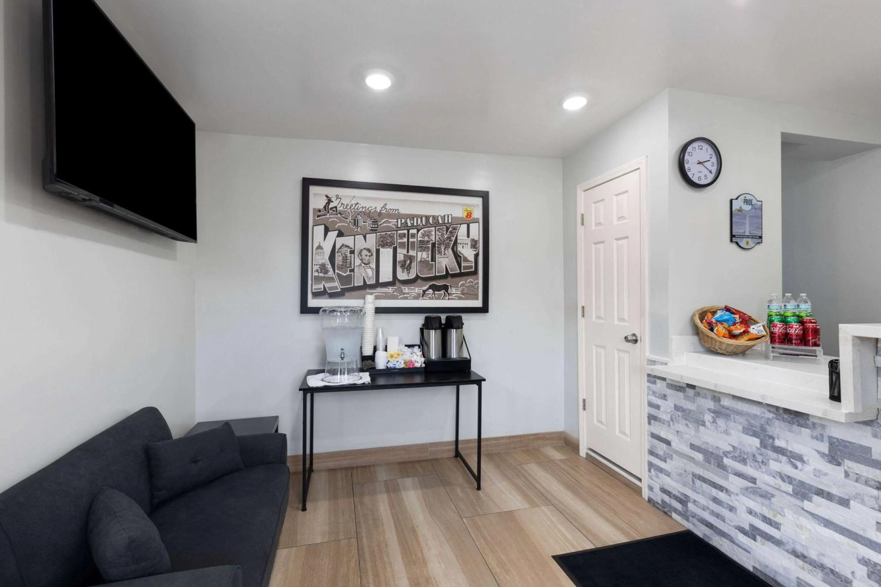 Lobby or reception in Super 8 by Wyndham Paducah I-24 Exit 4