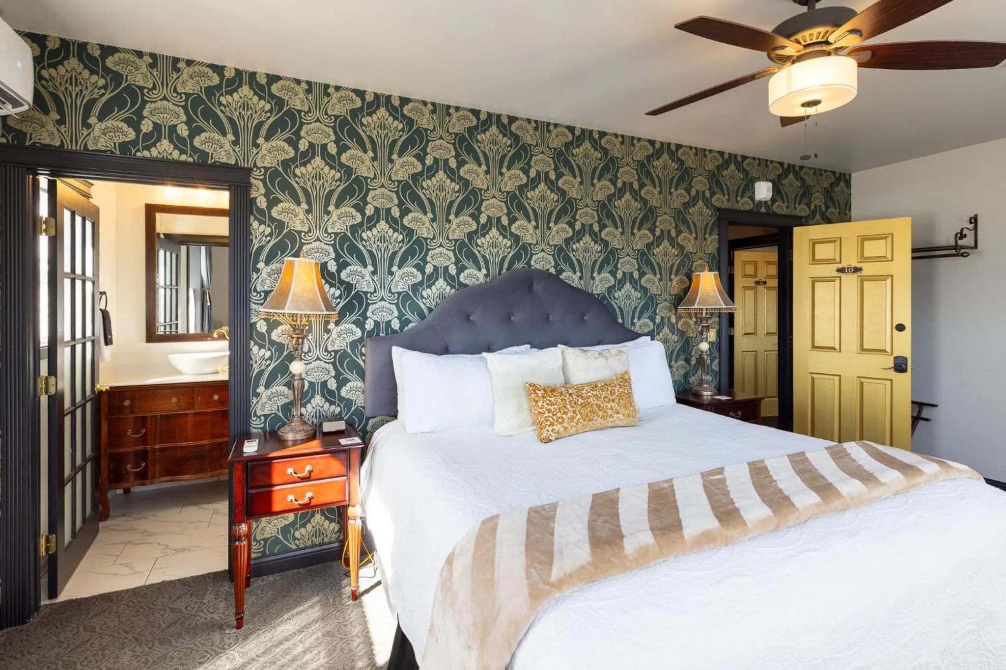 Bedroom, Bed in Hotel Stevenson