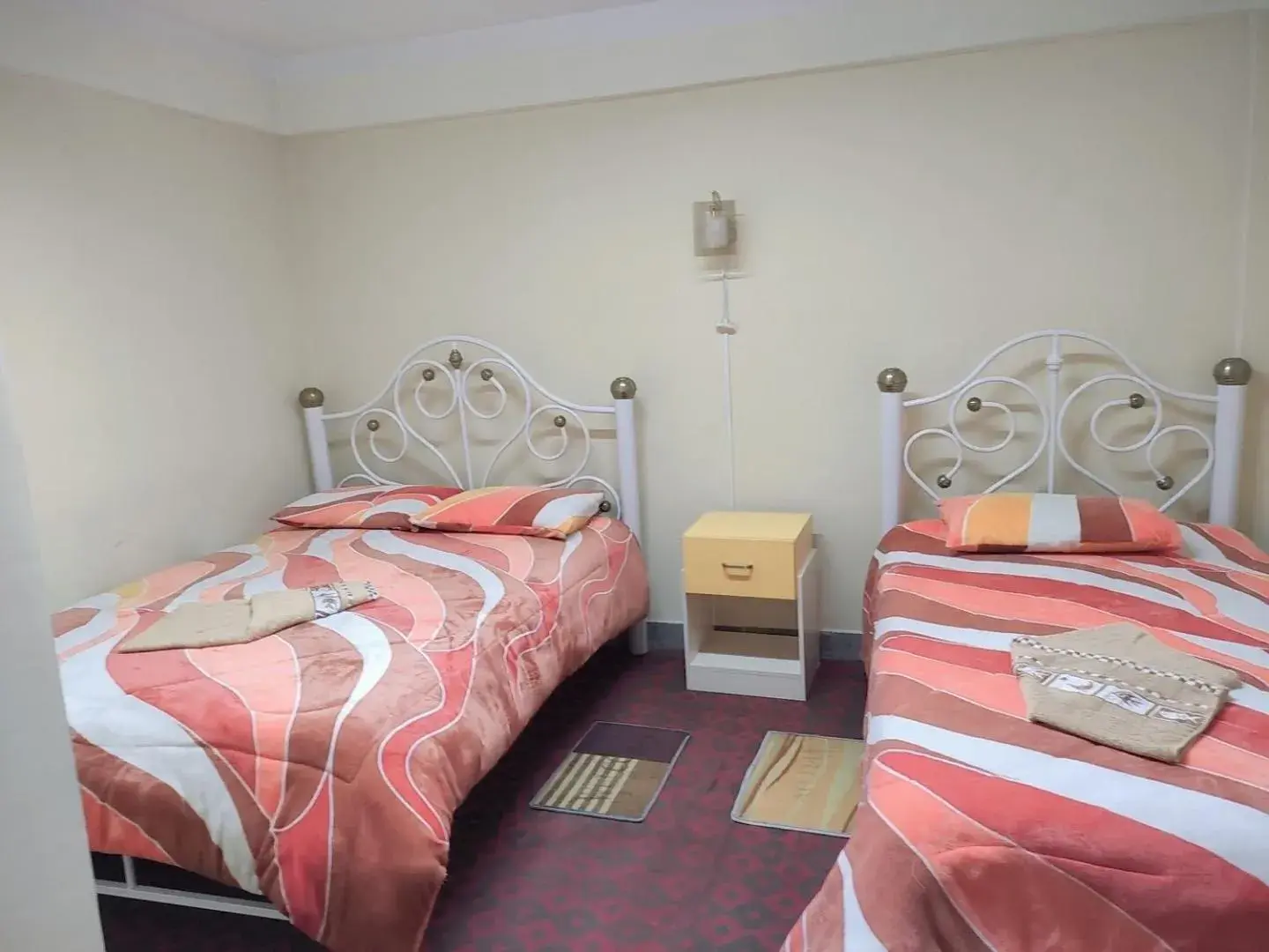 Twin Room with Private Bathroom - single occupancy in Hostal La Realeza Twin Room with Private Bathroom - single occupancy in Hostal La Realeza