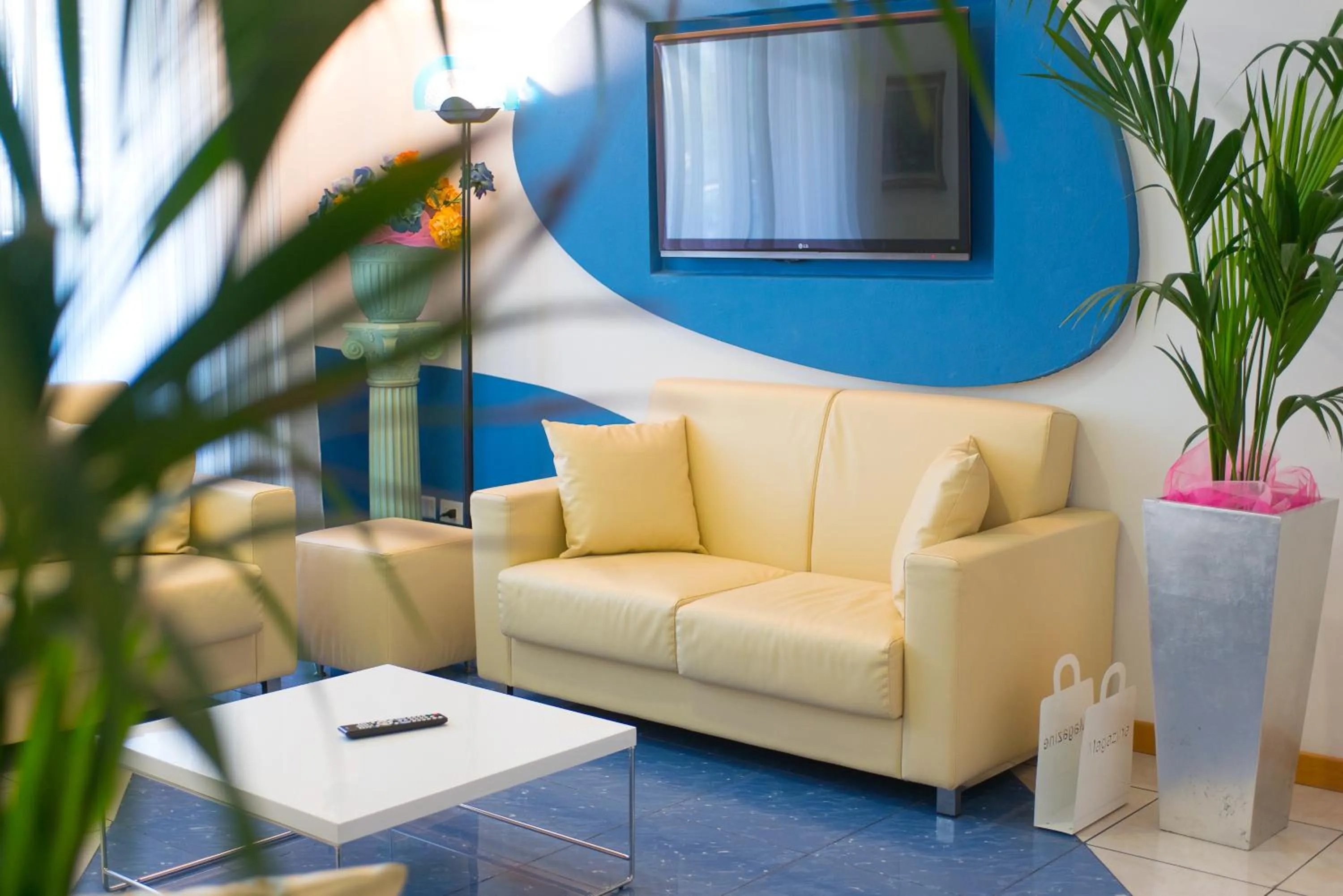 Communal lounge/ TV room in Hotel Giulietta