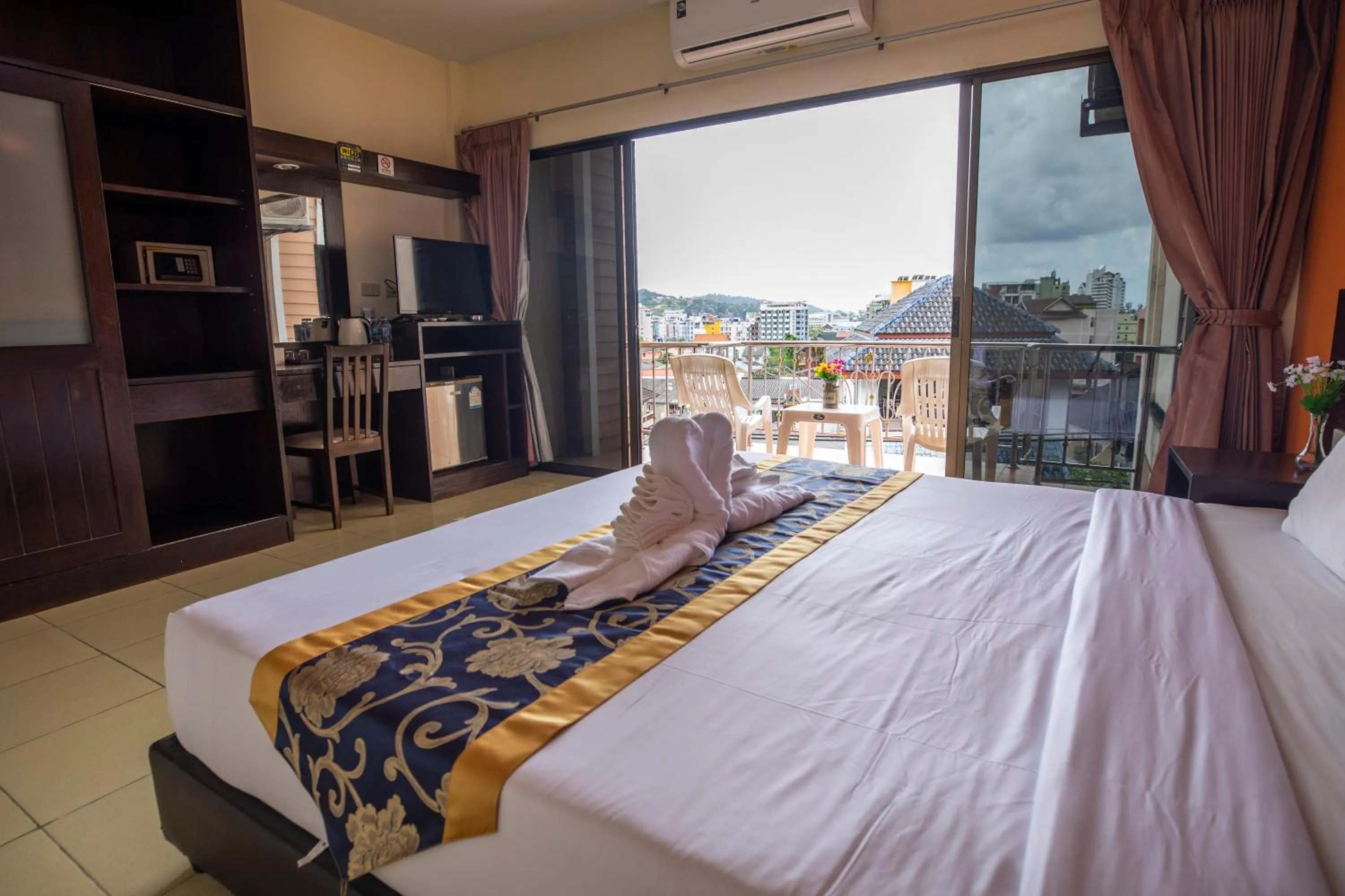 Balcony/Terrace, Bed in Lily Holiday hotel 百合假日酒店