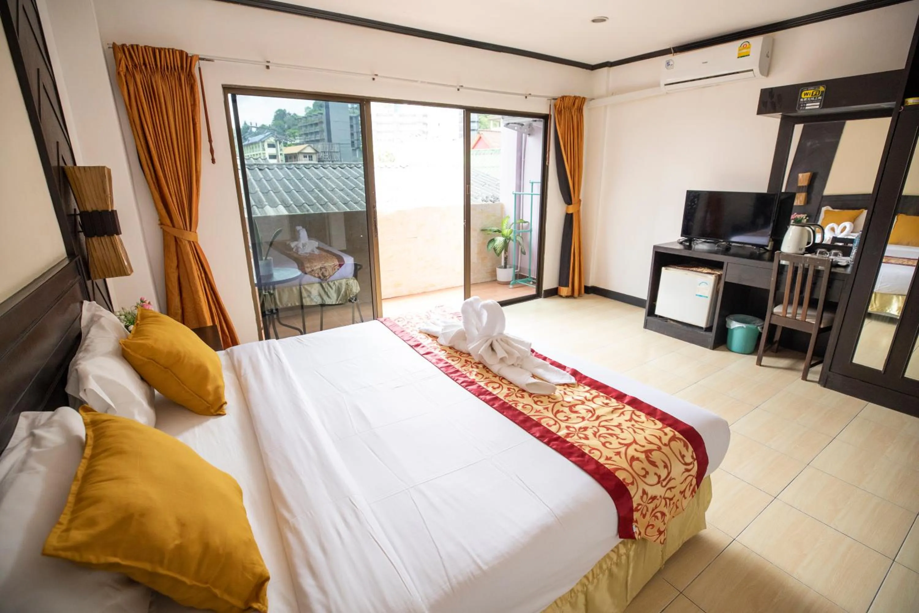 Property building, Bed in Lily Holiday hotel 百合假日酒店