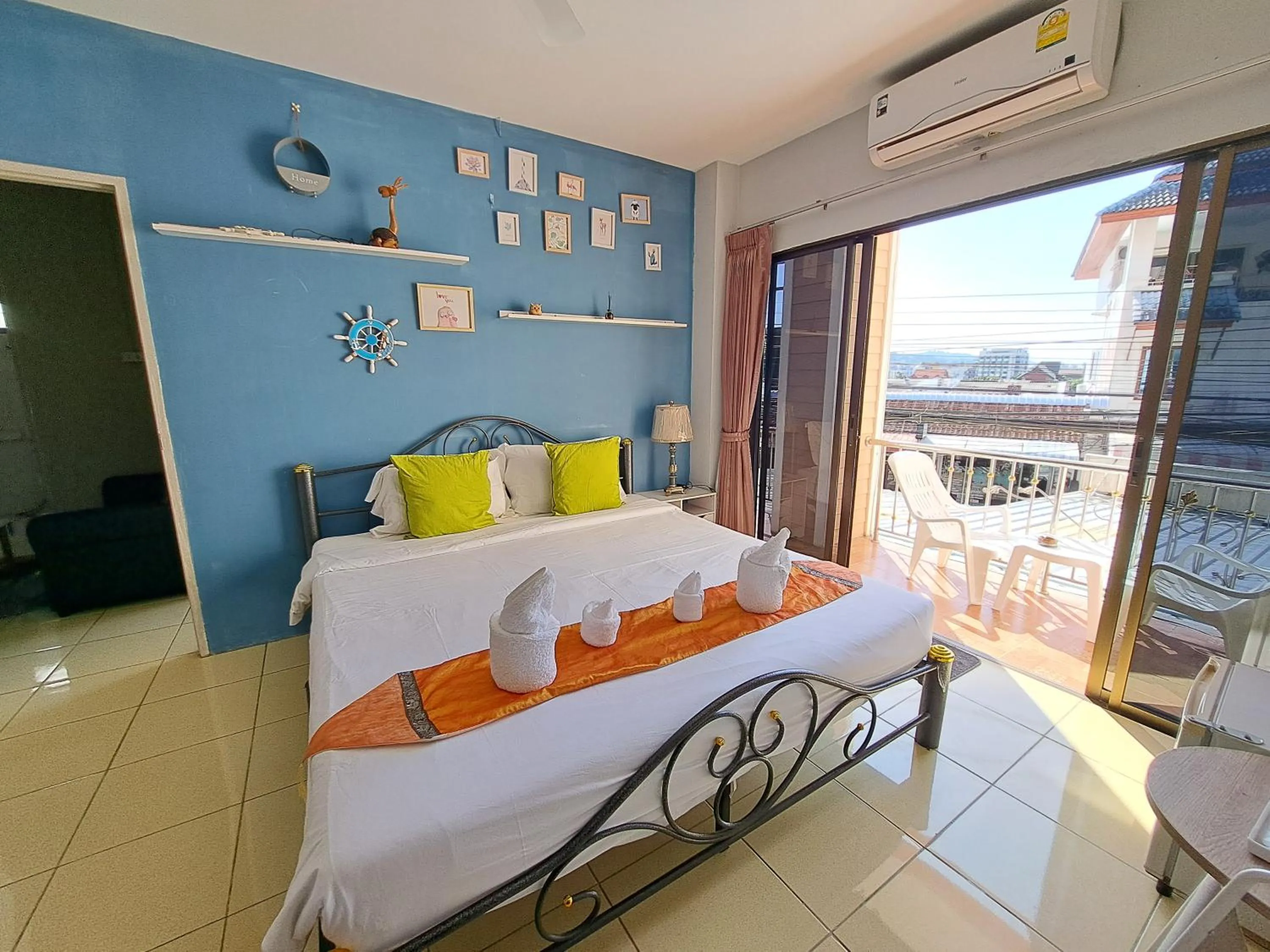 Bed in Lily Holiday hotel 百合假日酒店