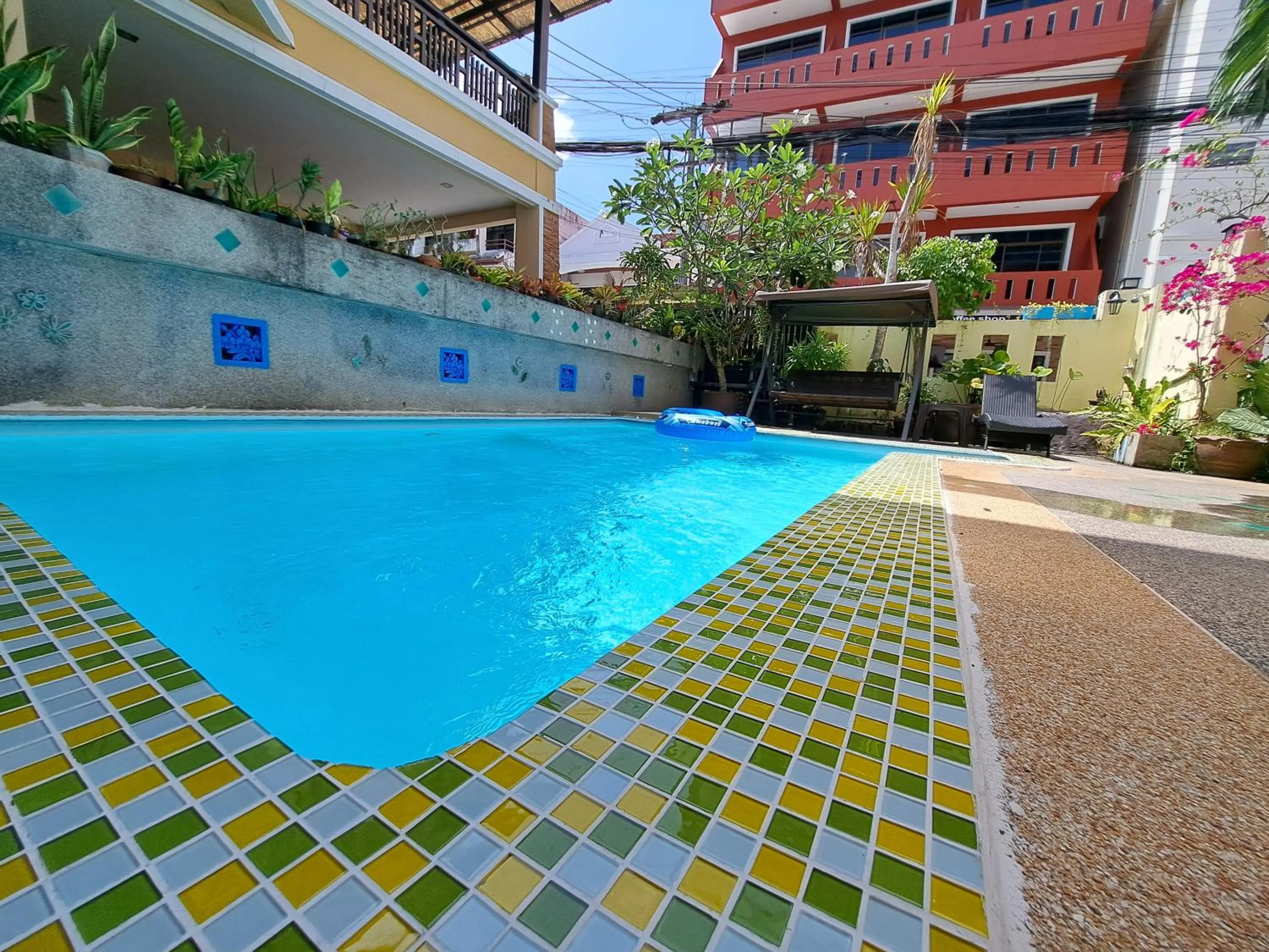 Swimming pool in Lily Holiday hotel 百合假日酒店