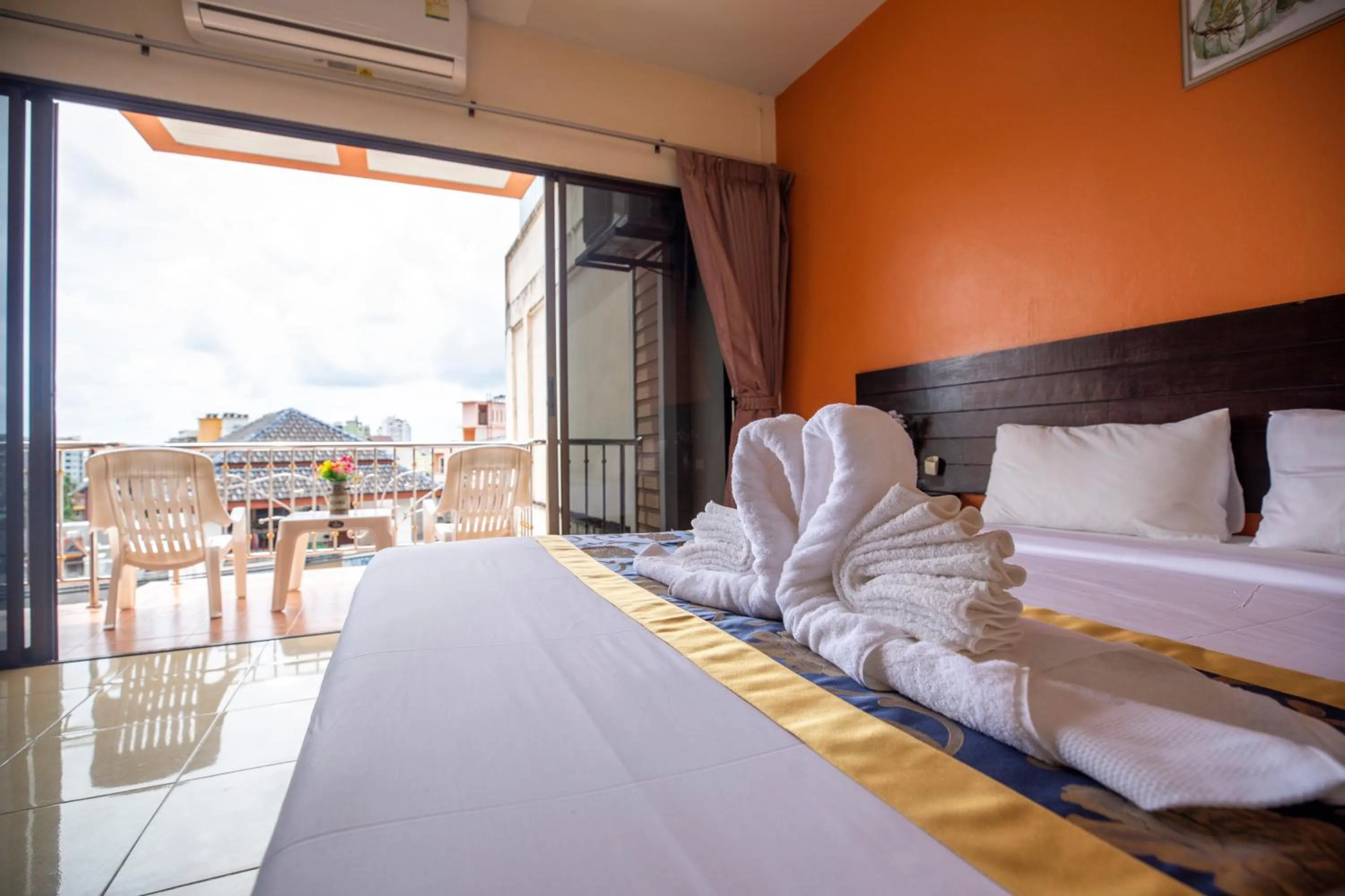 Balcony/Terrace, Bed in Lily Holiday hotel 百合假日酒店