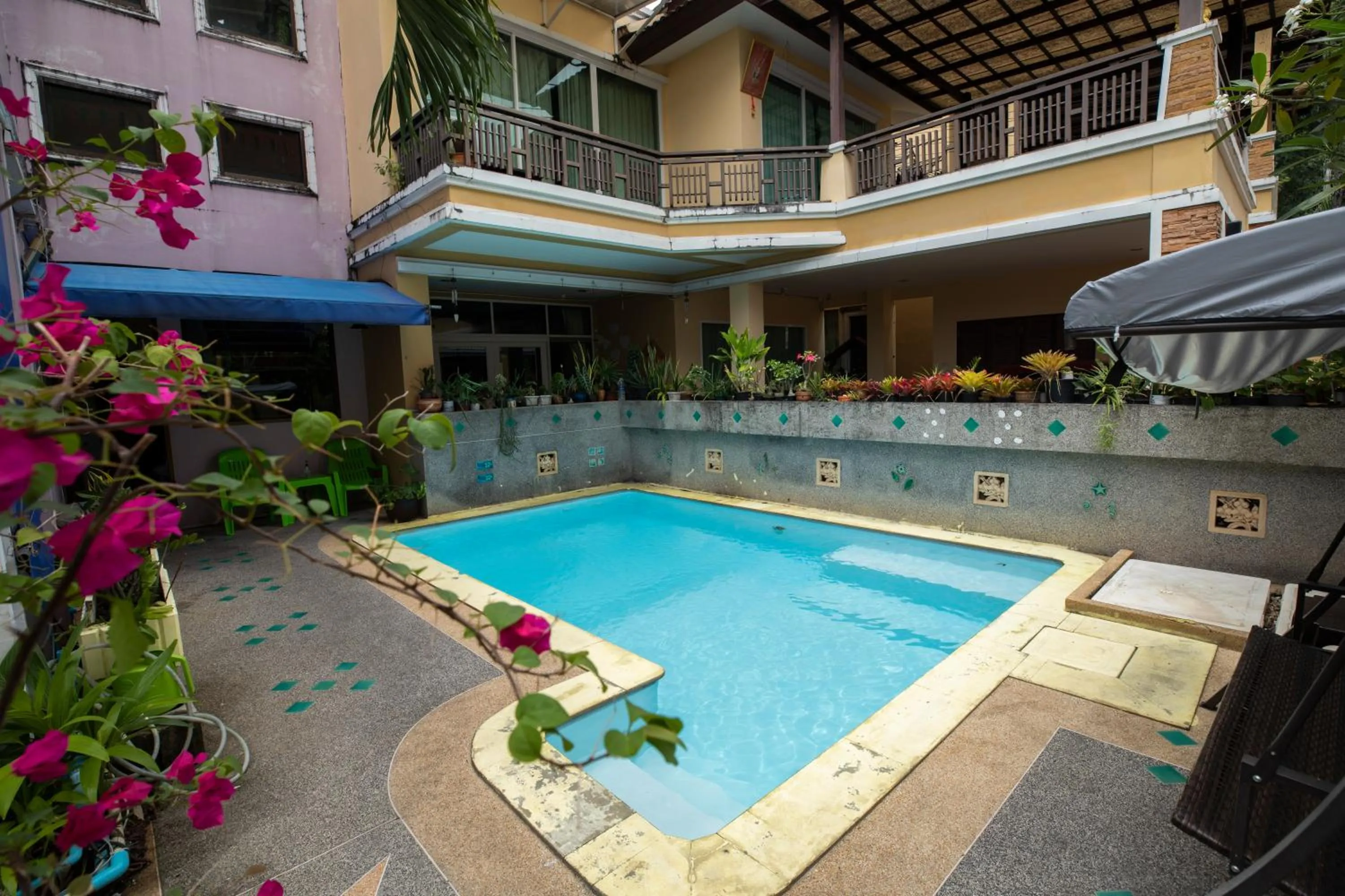 Swimming pool in Lily Holiday hotel 百合假日酒店