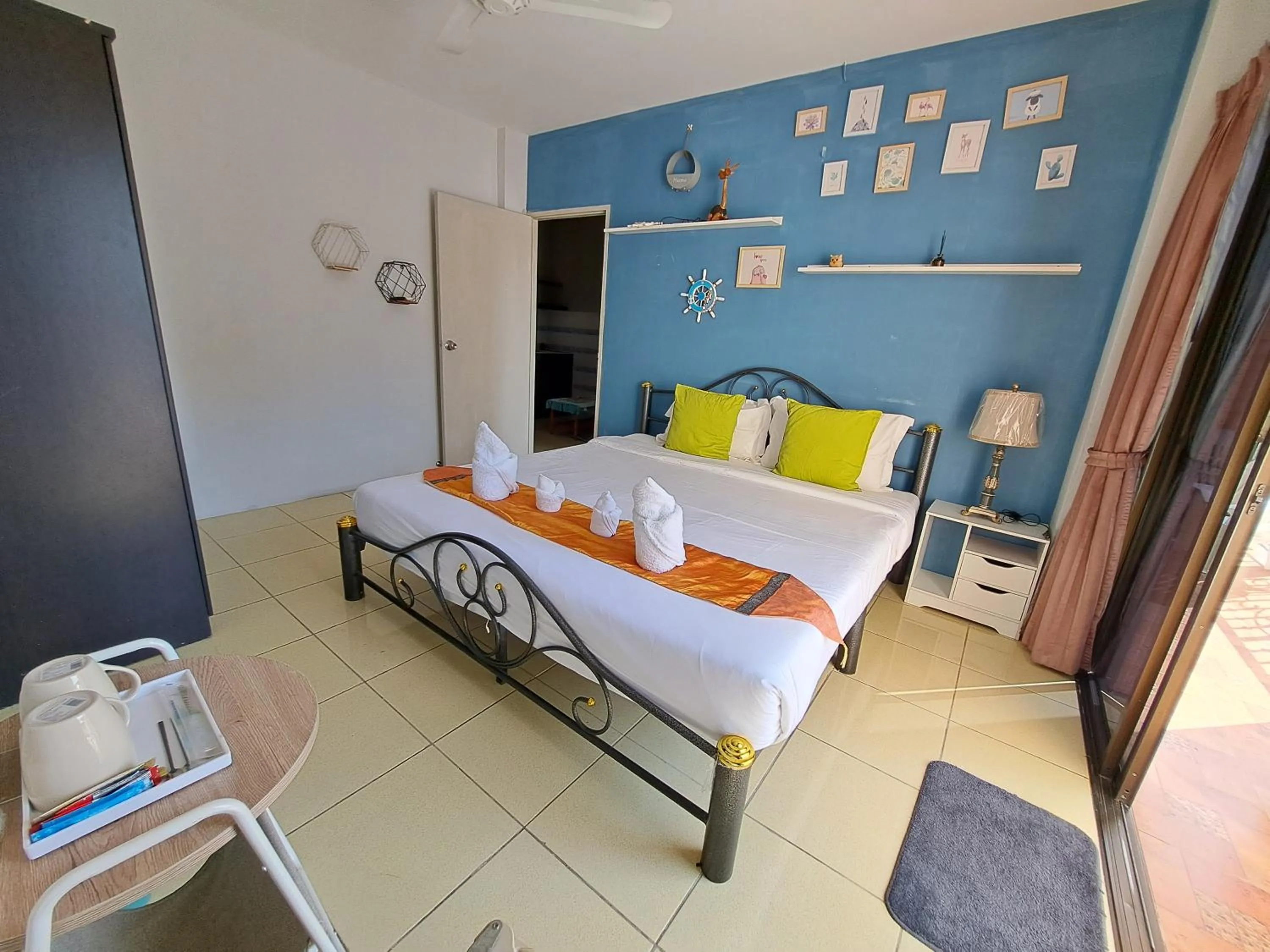 Bed in Lily Holiday hotel 百合假日酒店