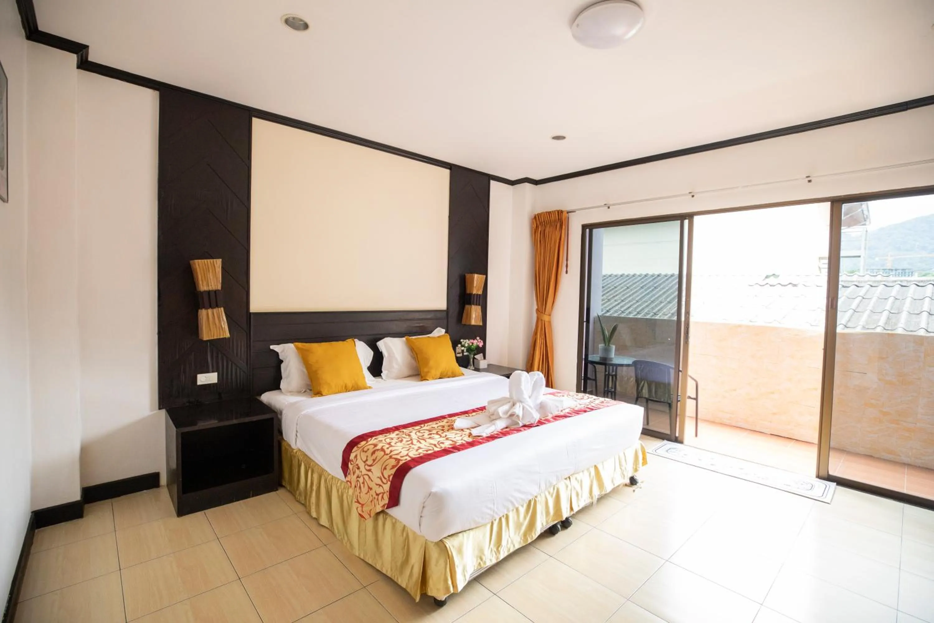 Photo of the whole room, Bed in Lily Holiday hotel 百合假日酒店