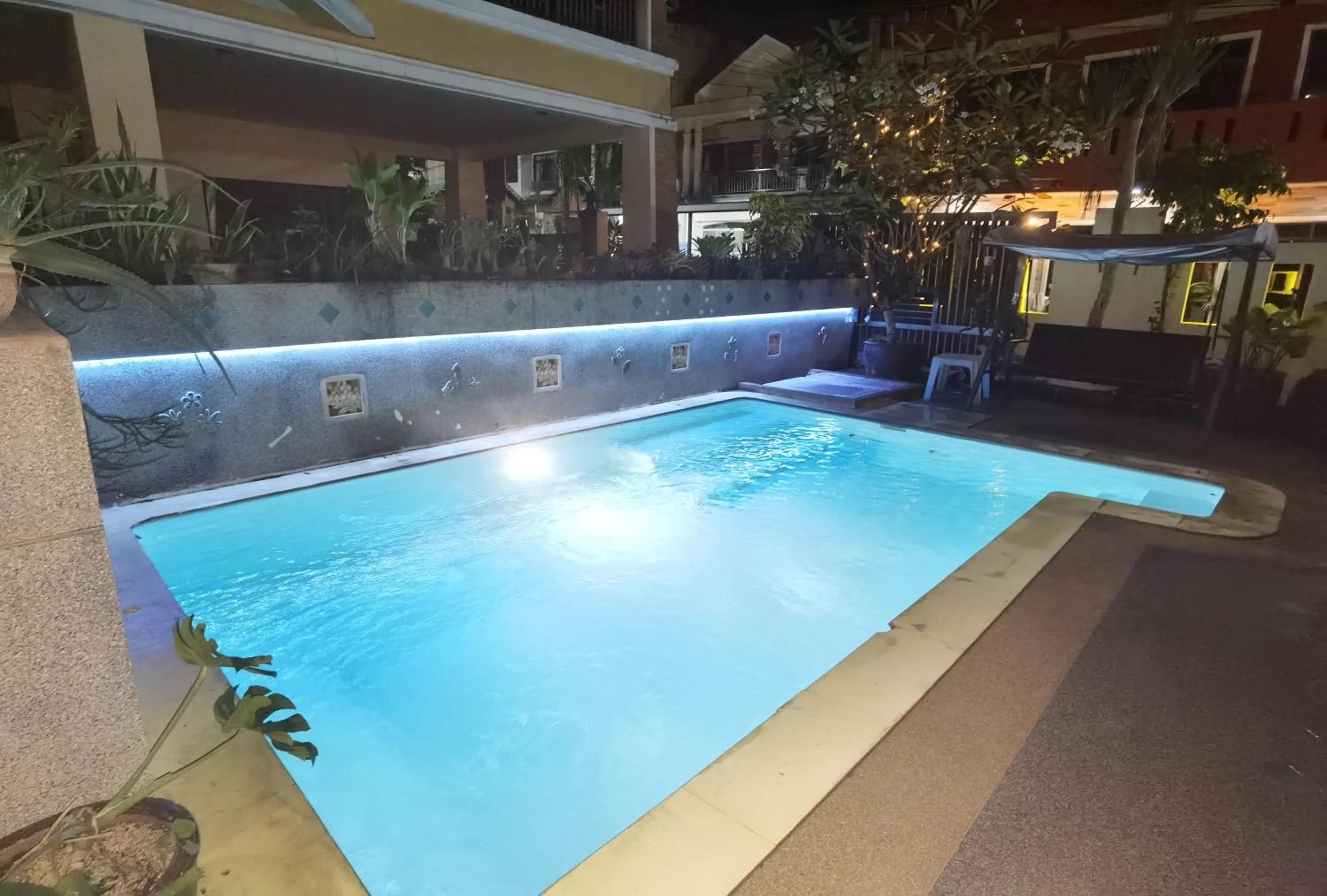 Swimming pool in Lily Holiday hotel 百合假日酒店