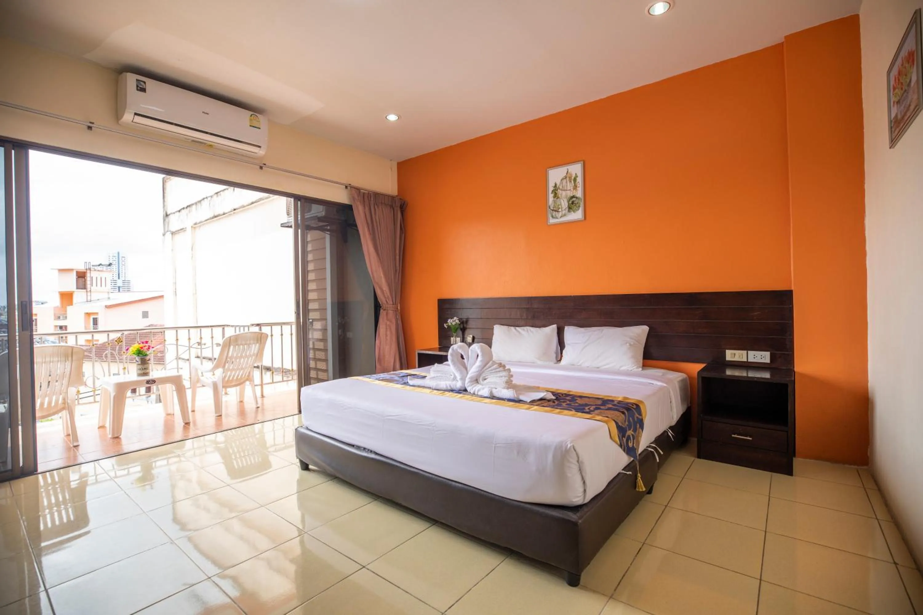 Photo of the whole room, Bed in Lily Holiday hotel 百合假日酒店