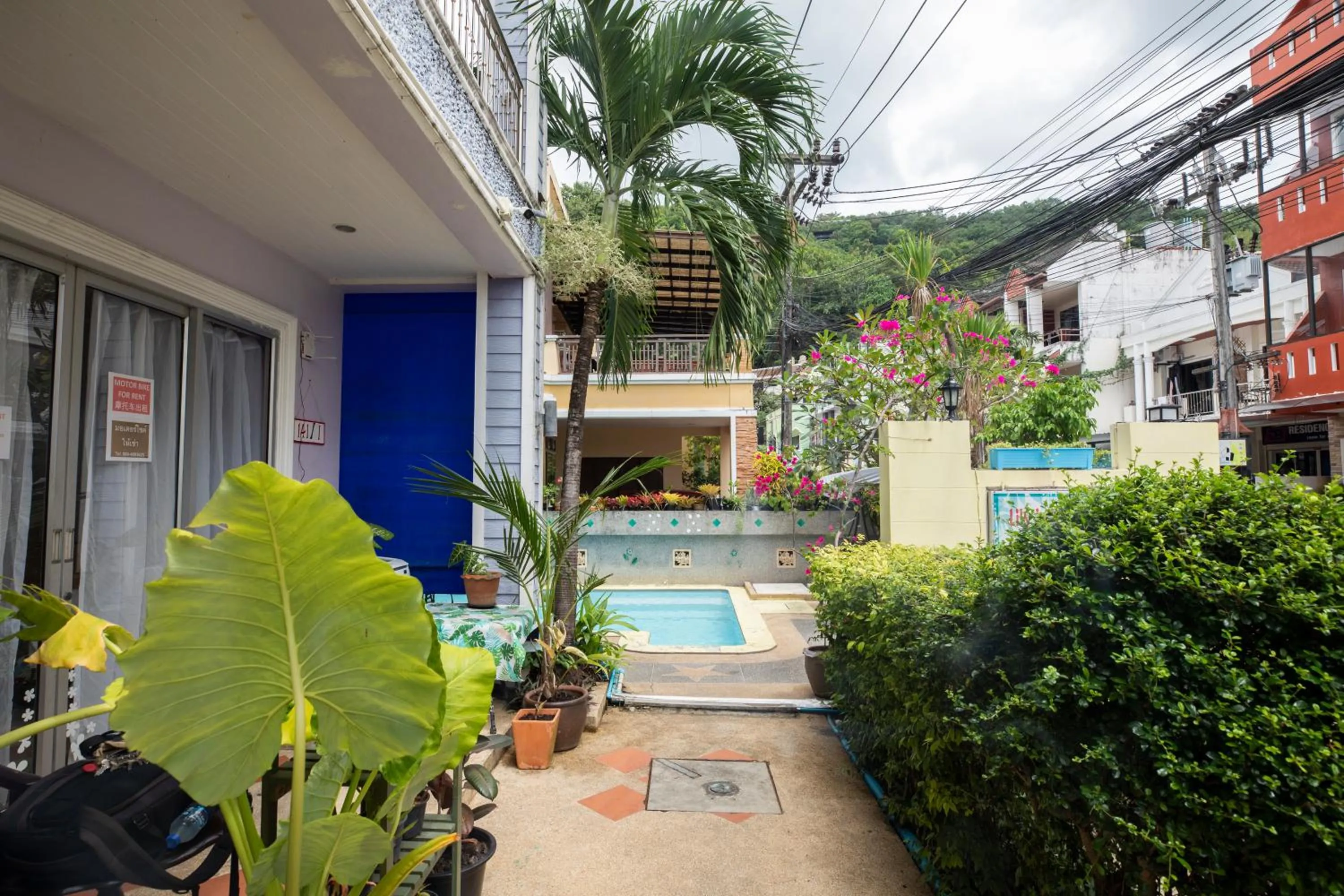 Property building in Lily Holiday hotel 百合假日酒店