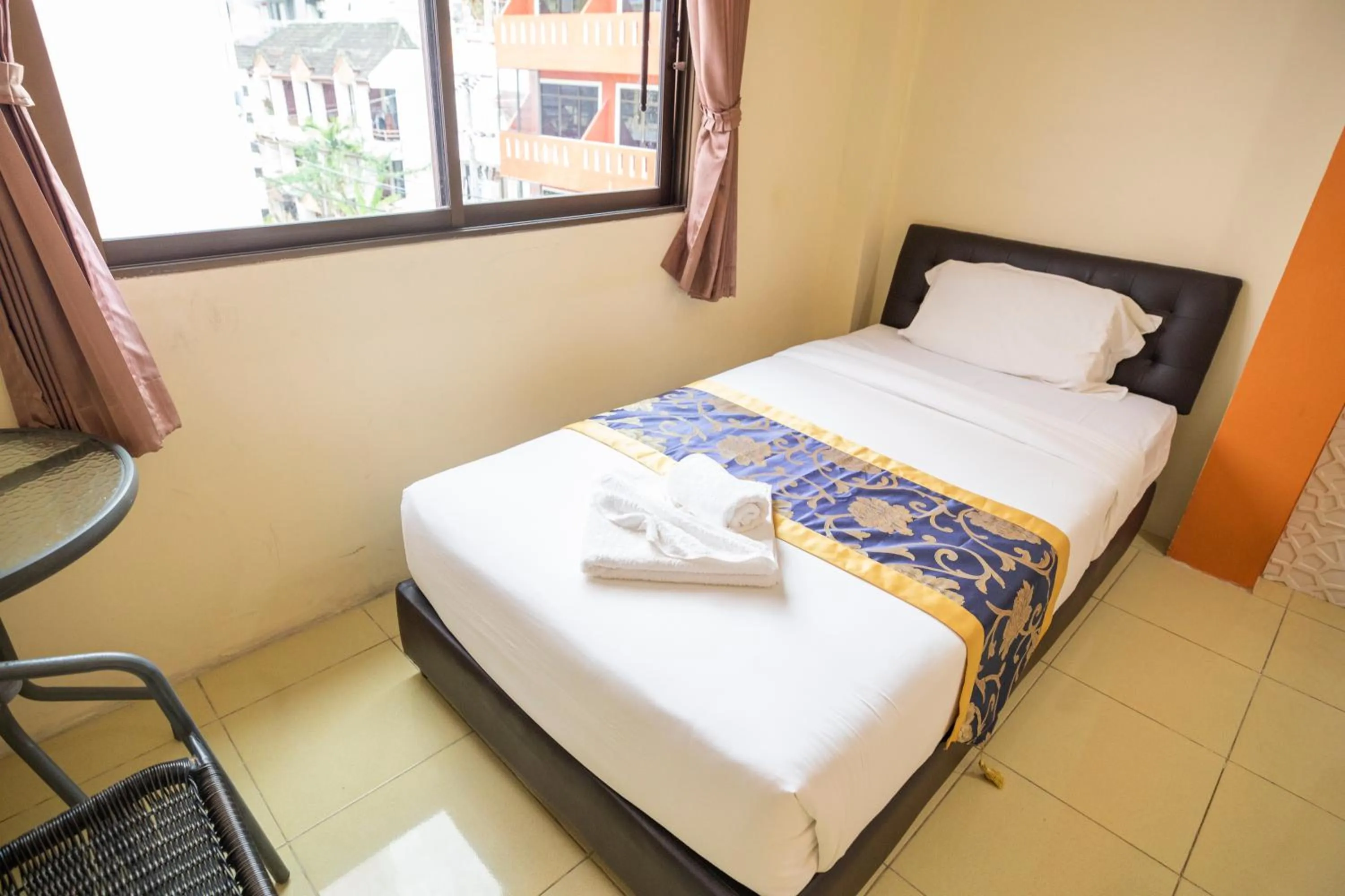 Bedroom, Bed in Lily Holiday hotel 百合假日酒店