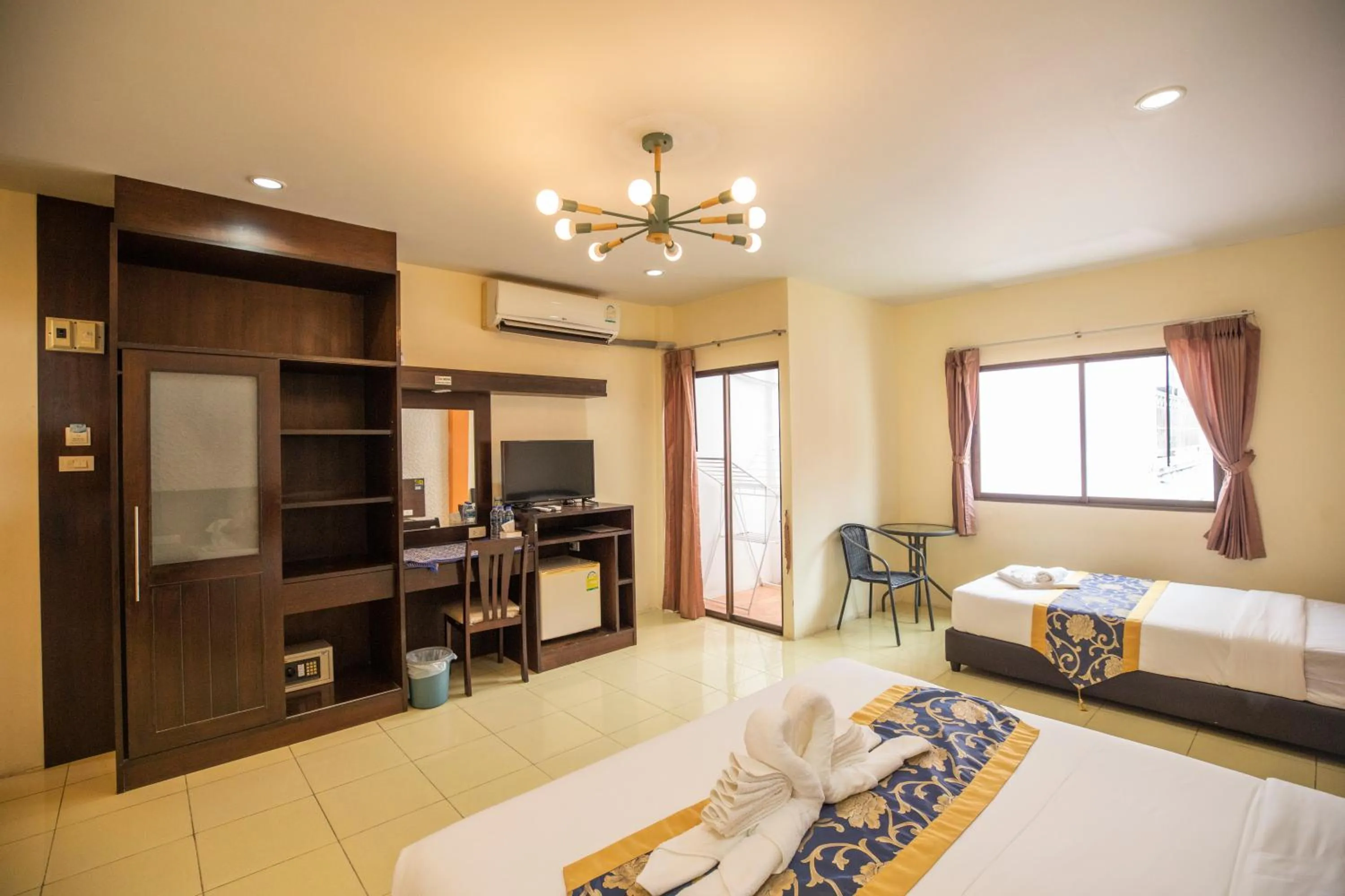 Bedroom, Bed in Lily Holiday hotel 百合假日酒店