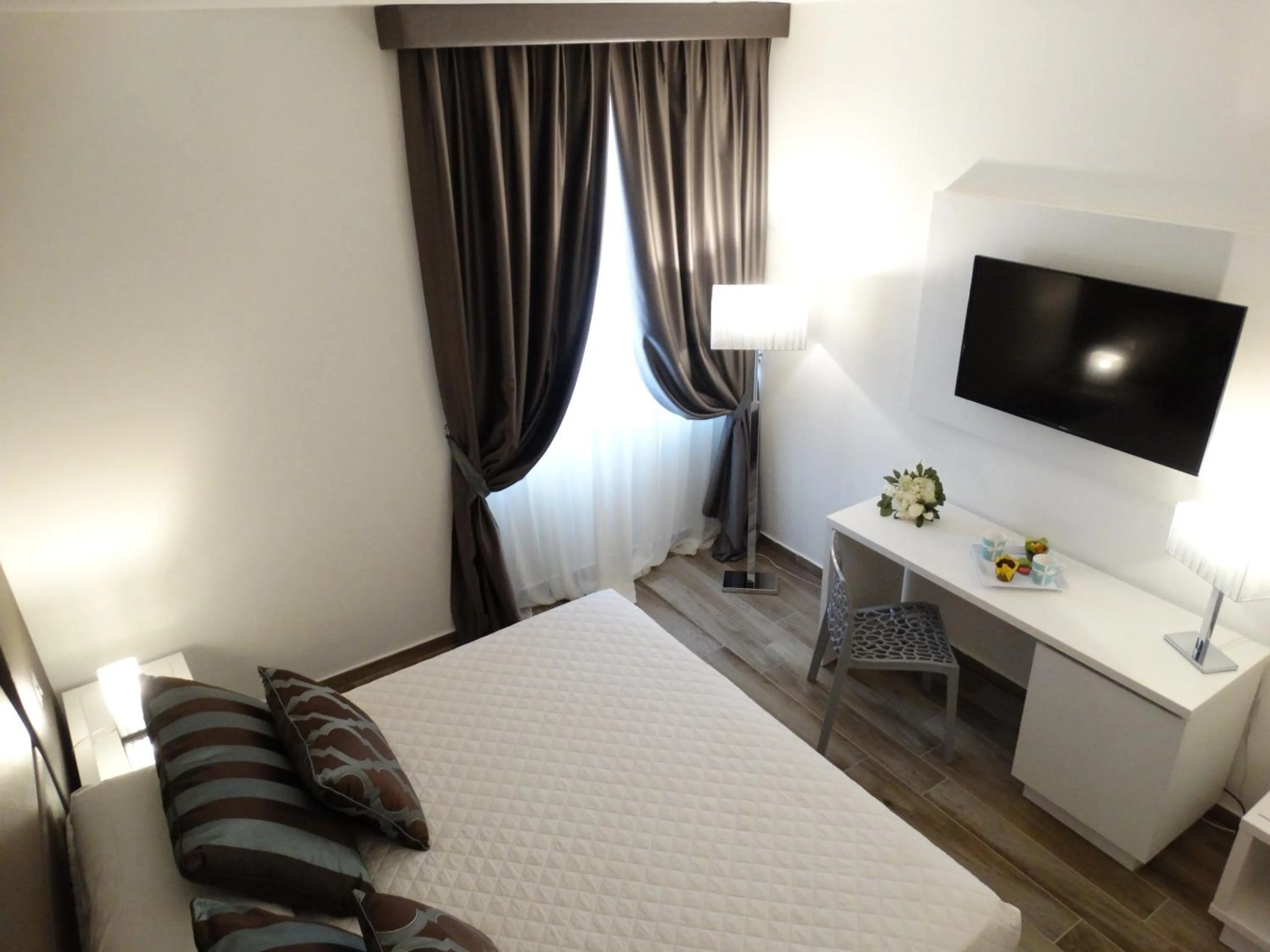 Photo of the whole room, Bed in Toscana Ambassador