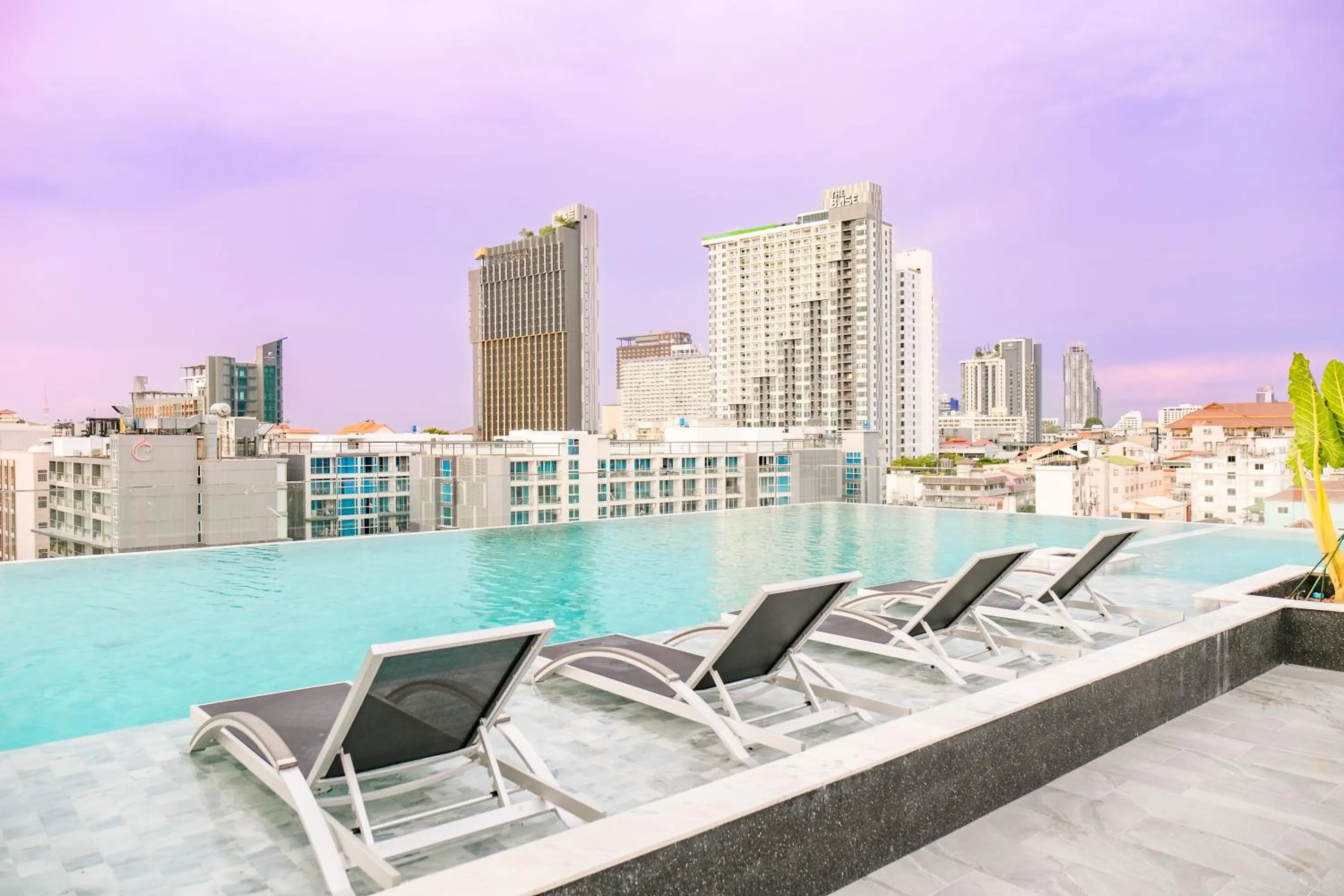 Swimming pool in Amethyst Hotel Pattaya